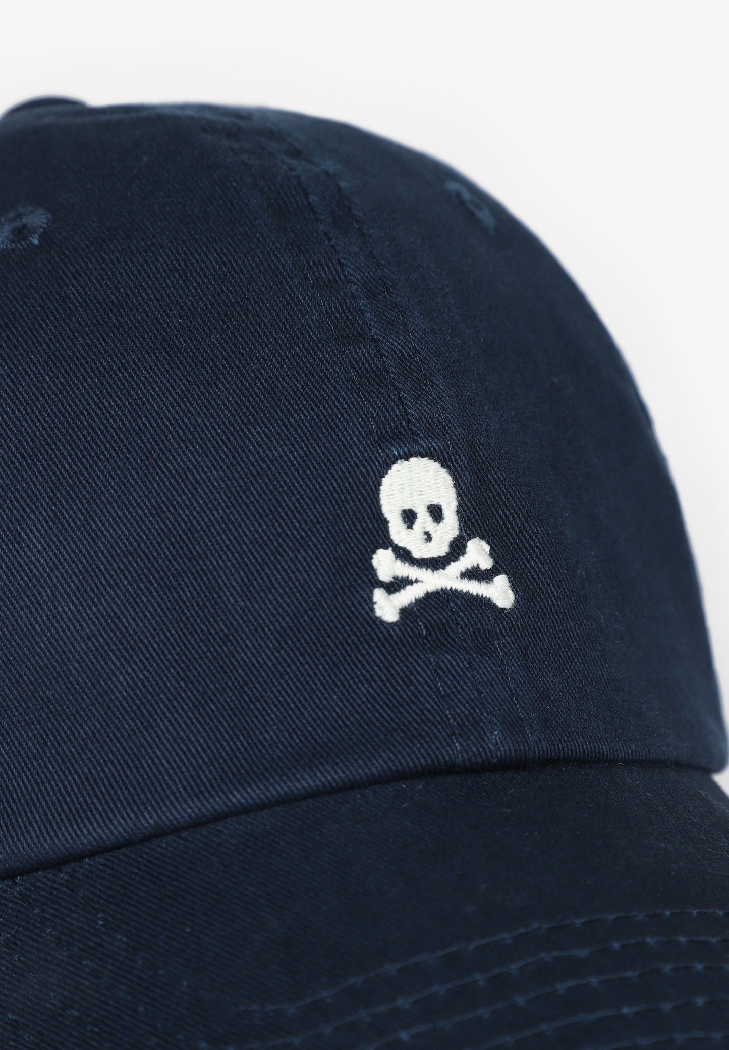 MÜTZE MIT GESTICKTEM SKULL