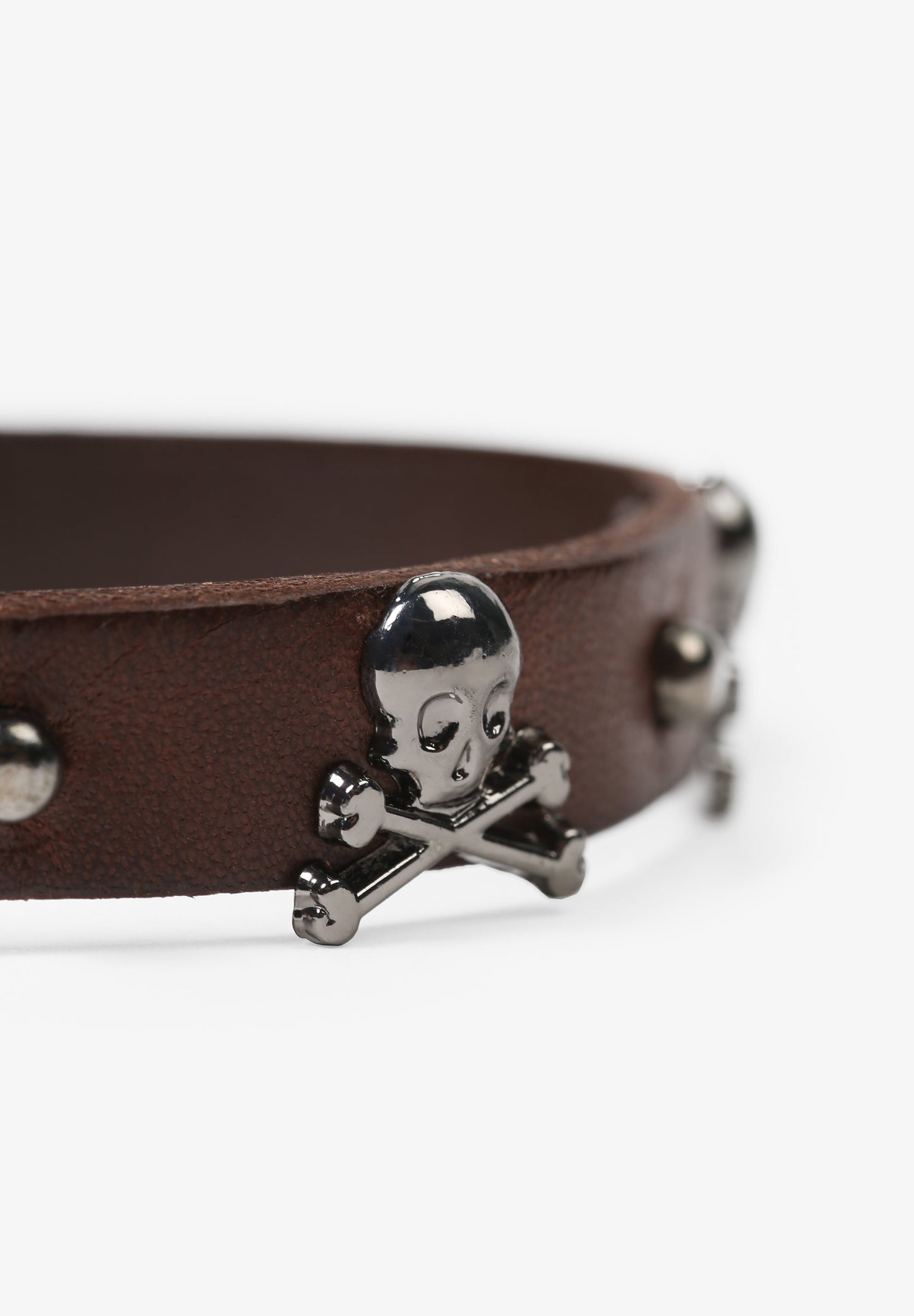 ARMBAND MIT TOTENKÖPFEN UND NIETEN