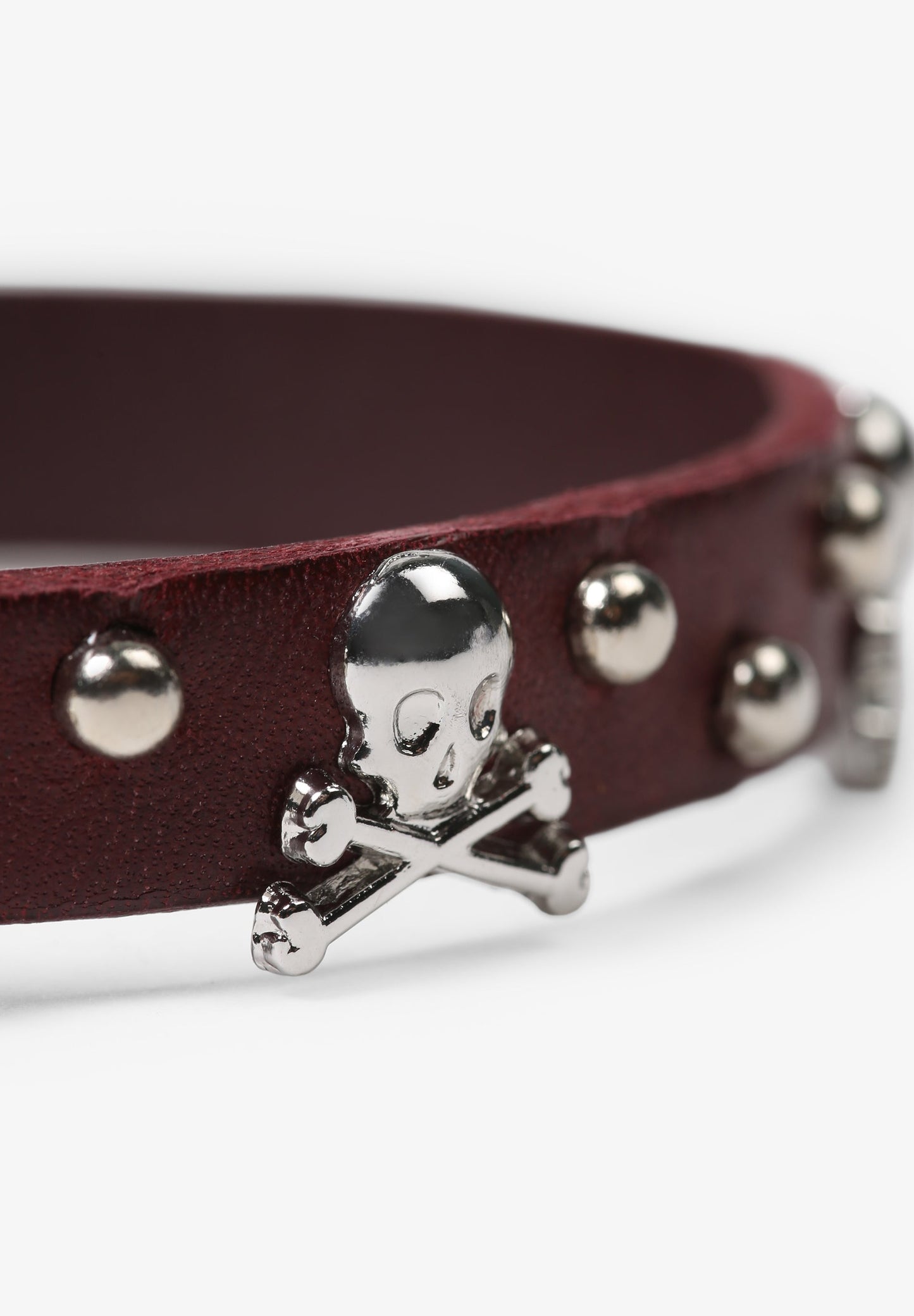 ARMBAND MIT TOTENKOPF UND NIETEN