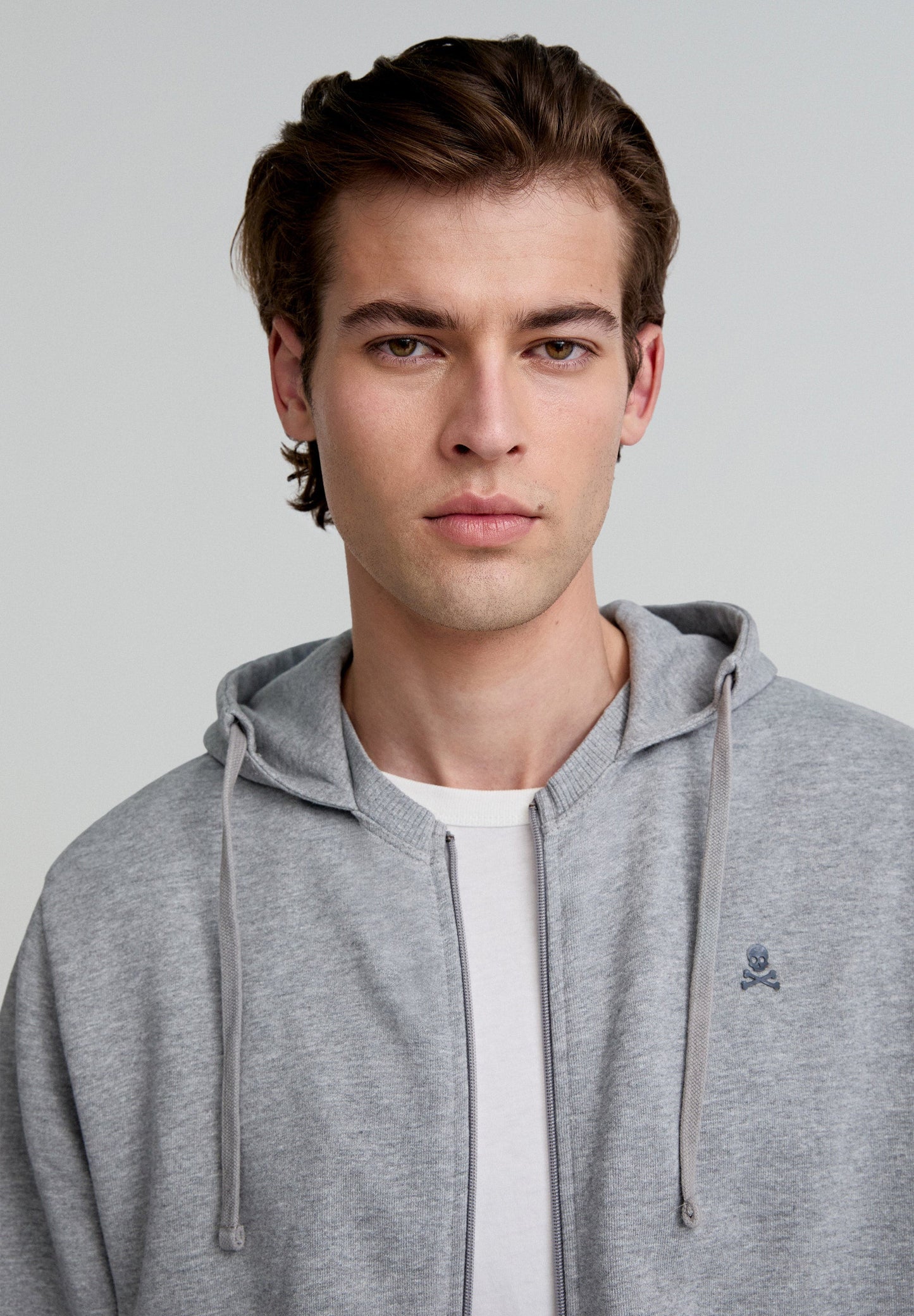 HOODIE MIT FARBLICH ABGESETZTEM TOTENKOPF