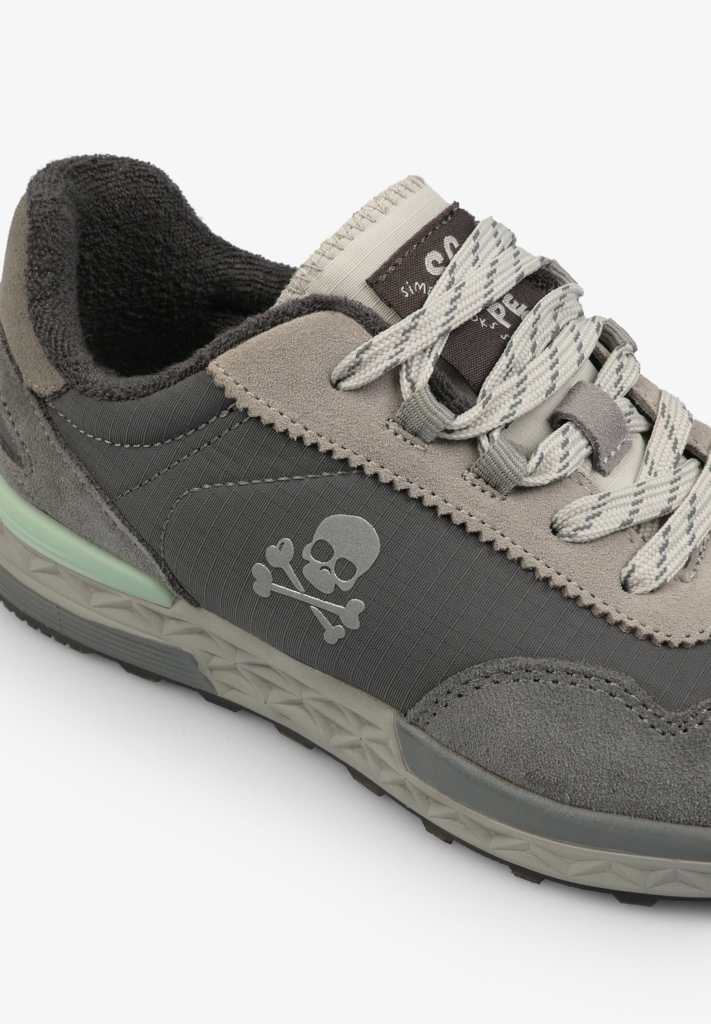 SNEAKER MIT SEITLICHEM TOTENKOPF