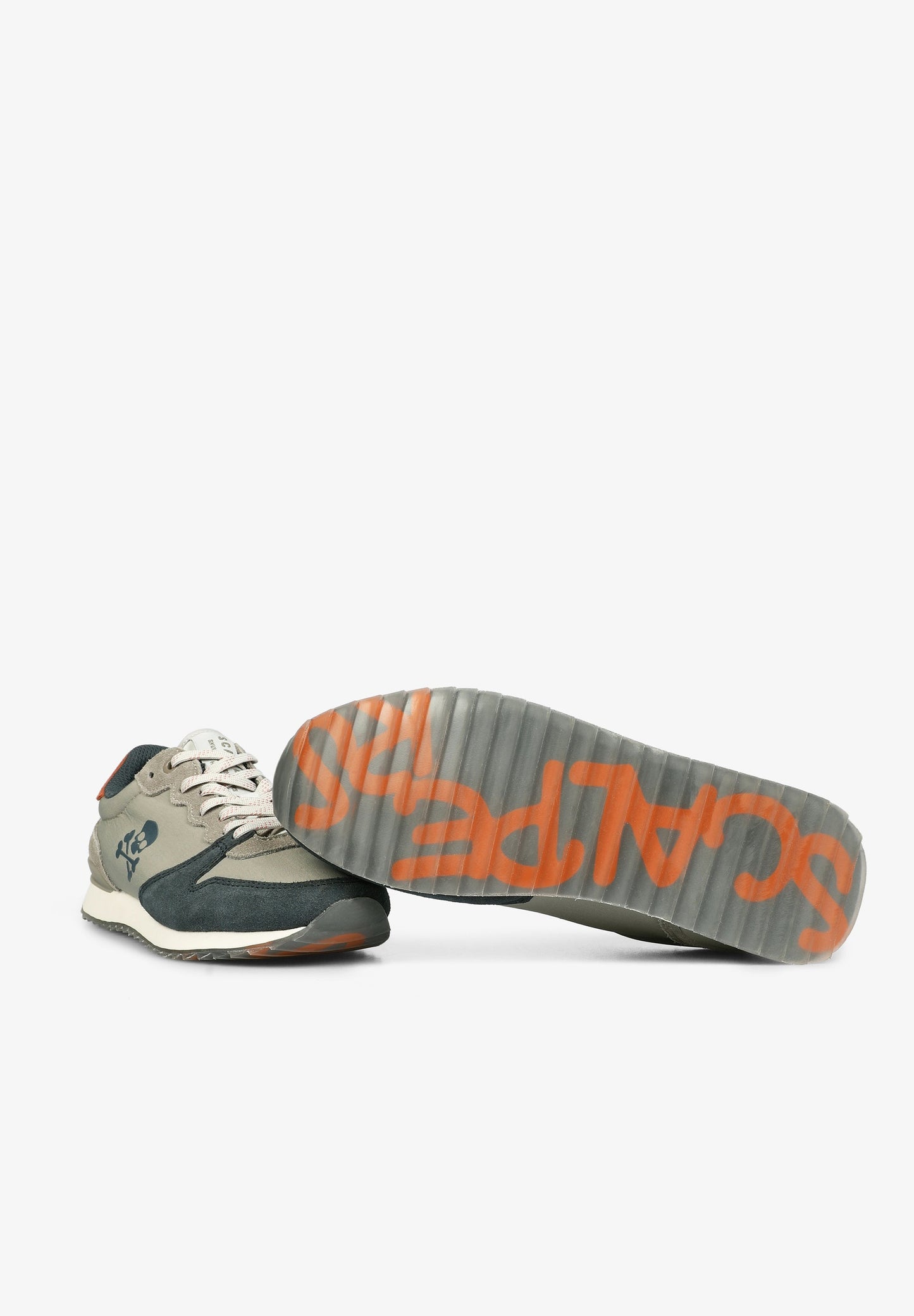 DREIFARBIGE SNEAKER MIT TOTENKOPF