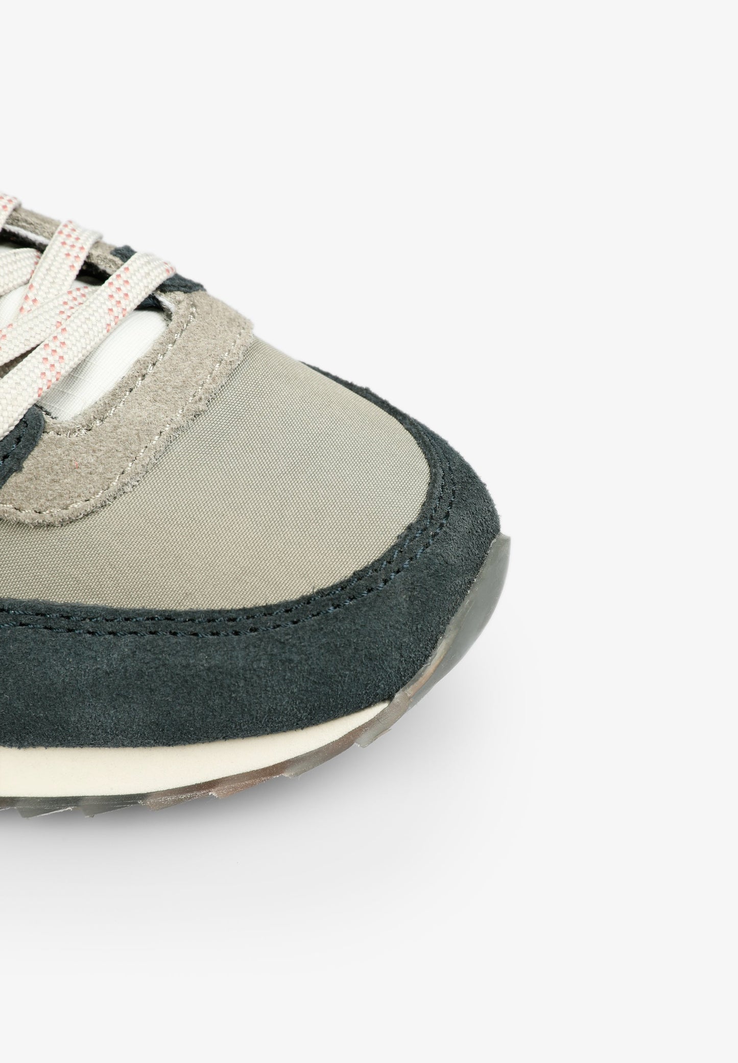 DREIFARBIGE SNEAKER MIT TOTENKOPF