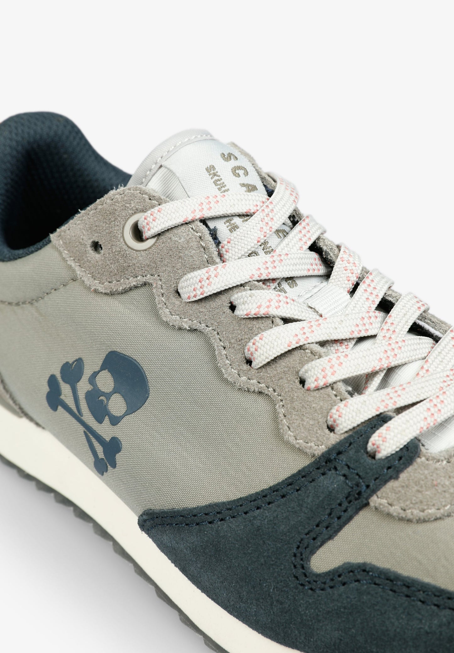 DREIFARBIGE SNEAKER MIT TOTENKOPF