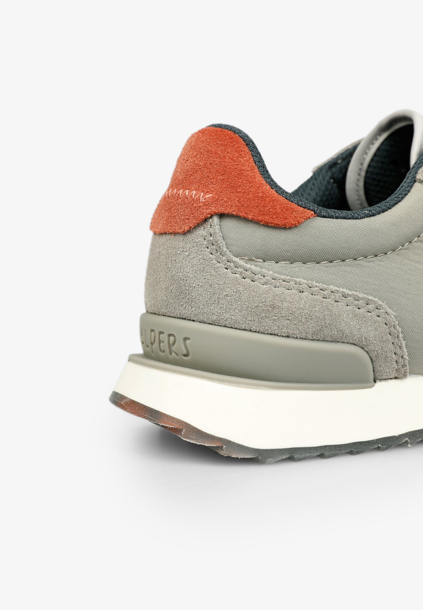 DREIFARBIGE SNEAKER MIT TOTENKOPF