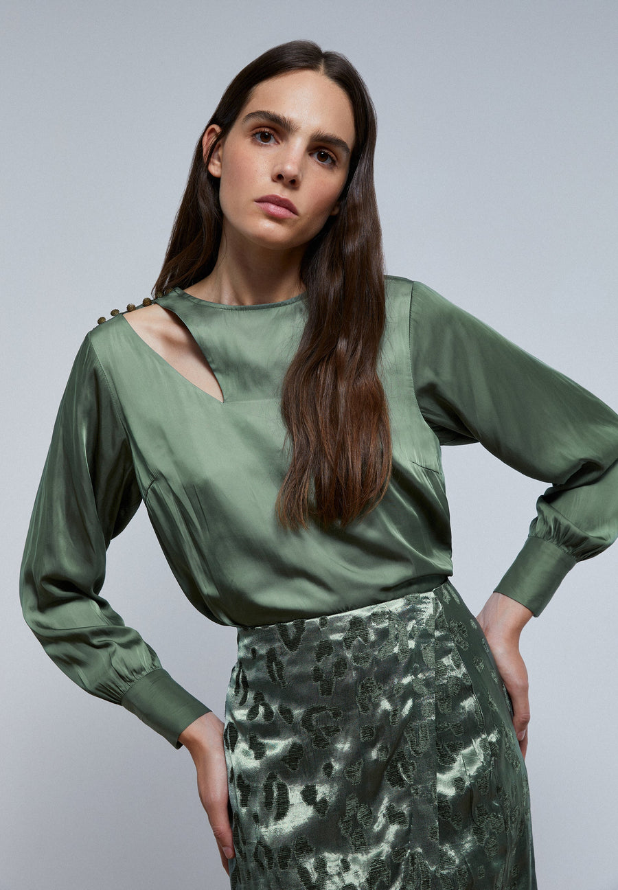 SATINBLUSE MIT SCHLITZ AM ÄRMEL