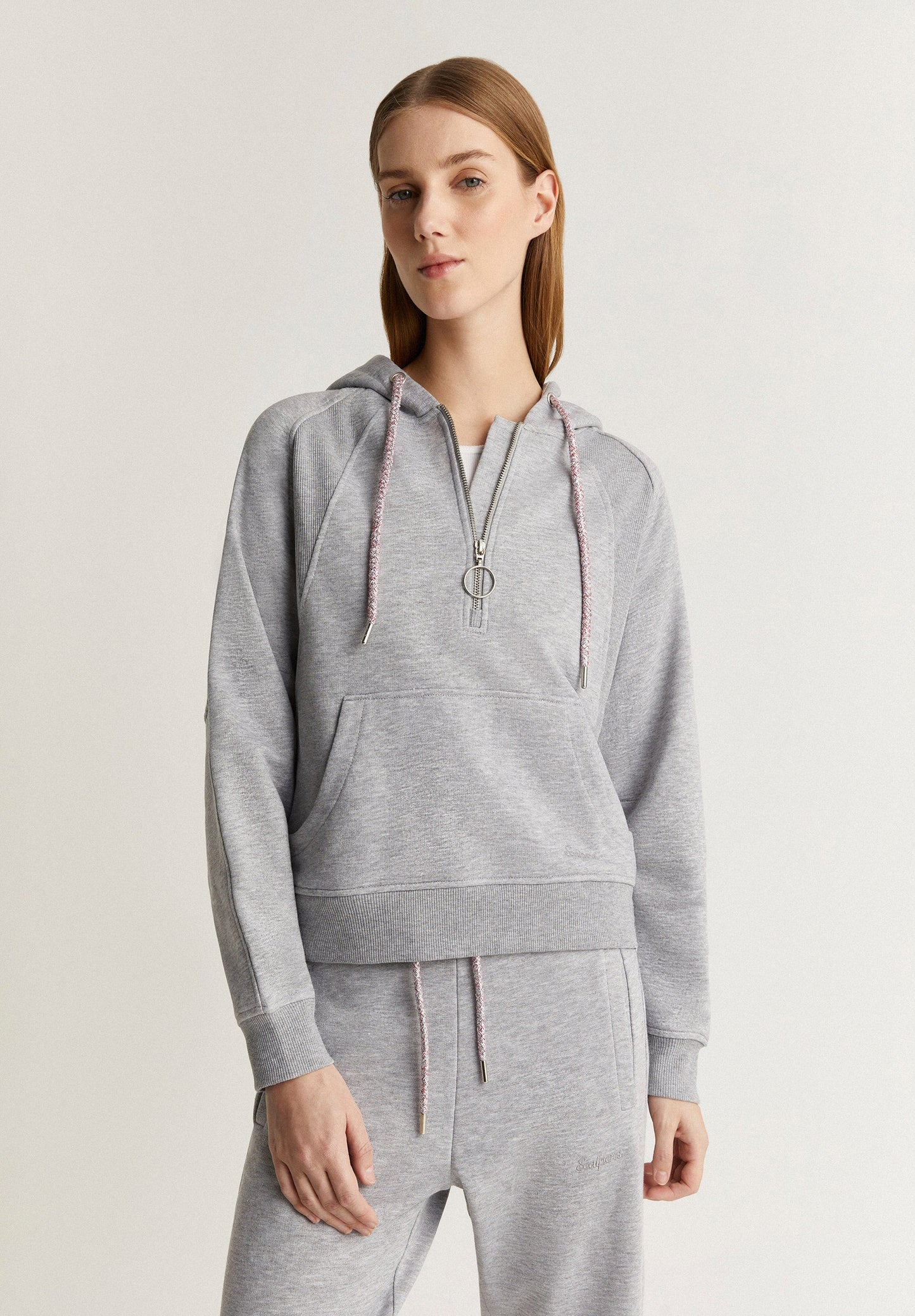 HOODY MIT KAPUZE UND KORDELN
