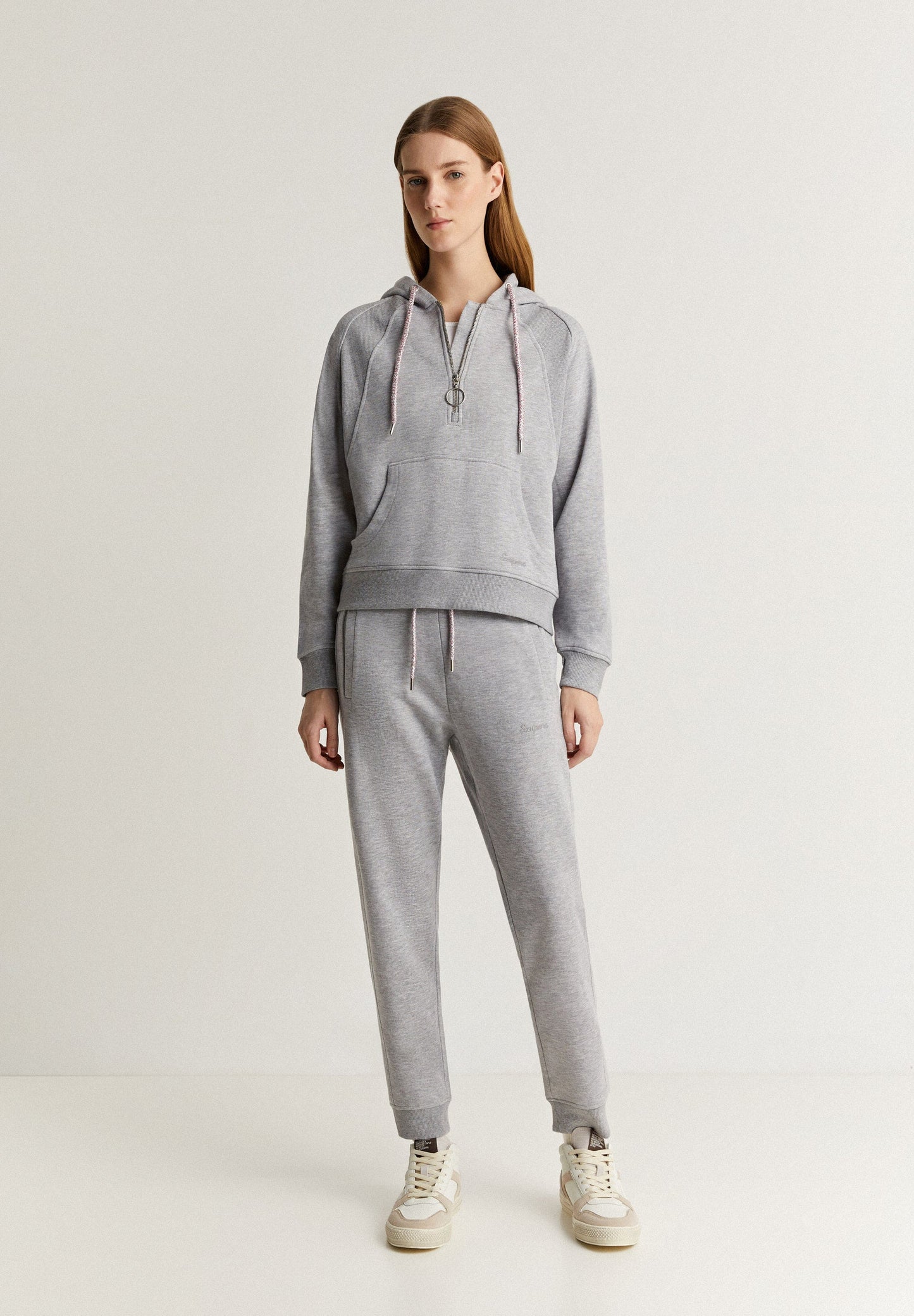 HOODY MIT KAPUZE UND KORDELN