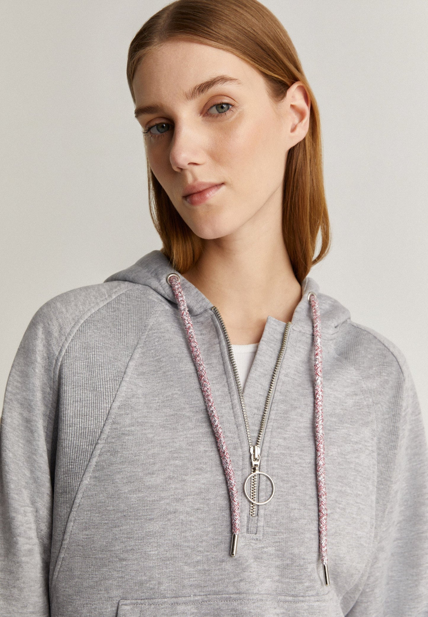 HOODY MIT KAPUZE UND KORDELN