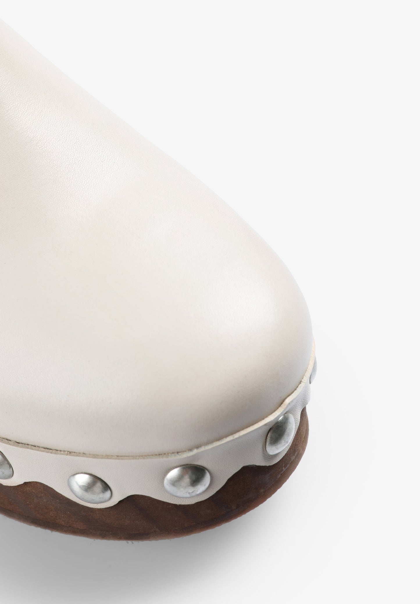 LEDER-CLOGS MIT NIETEN