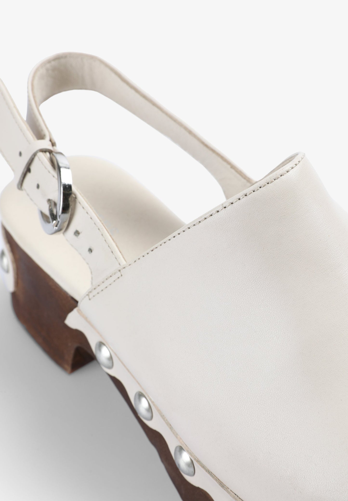 LEDER-CLOGS MIT NIETEN