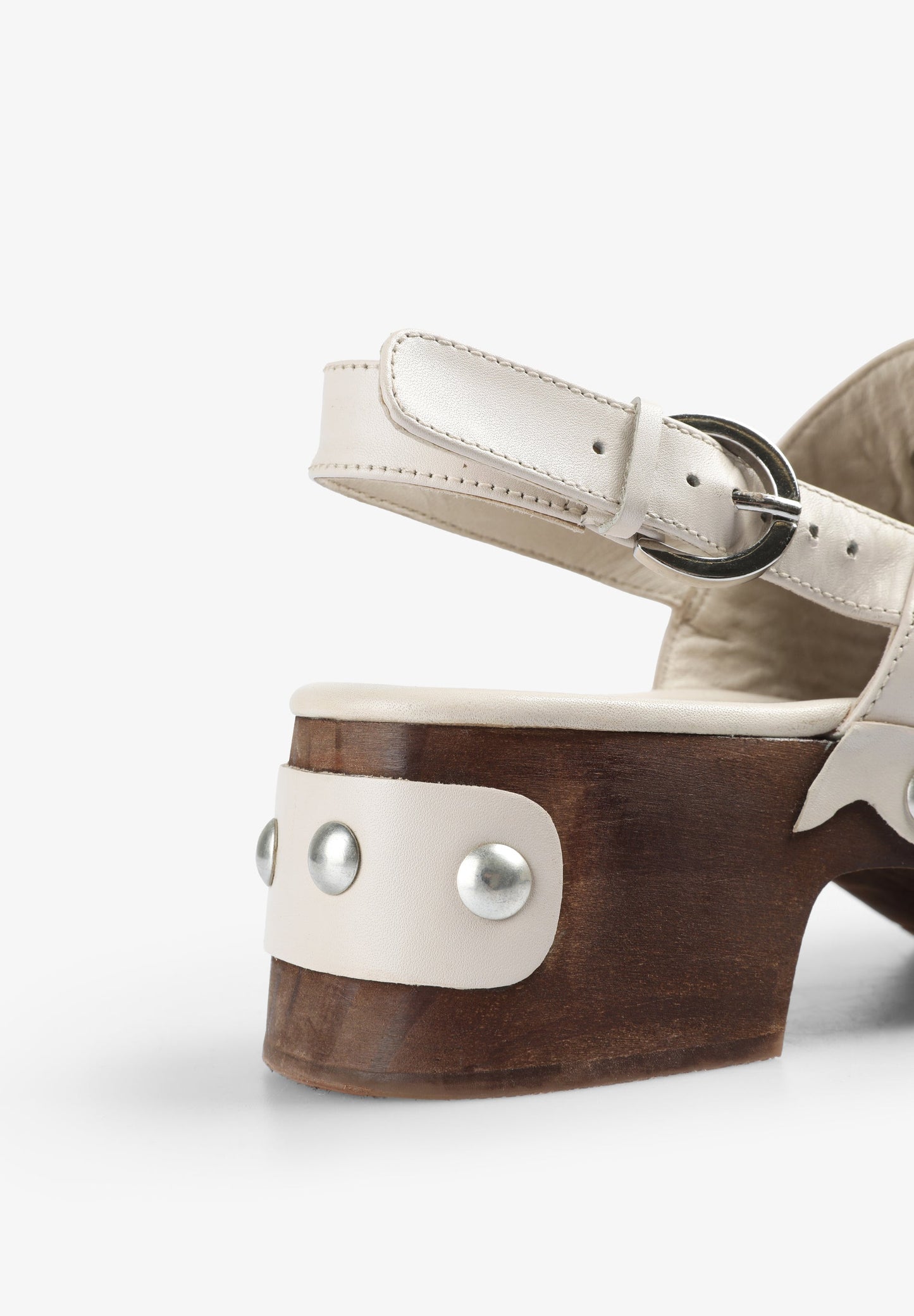 LEDER-CLOGS MIT NIETEN
