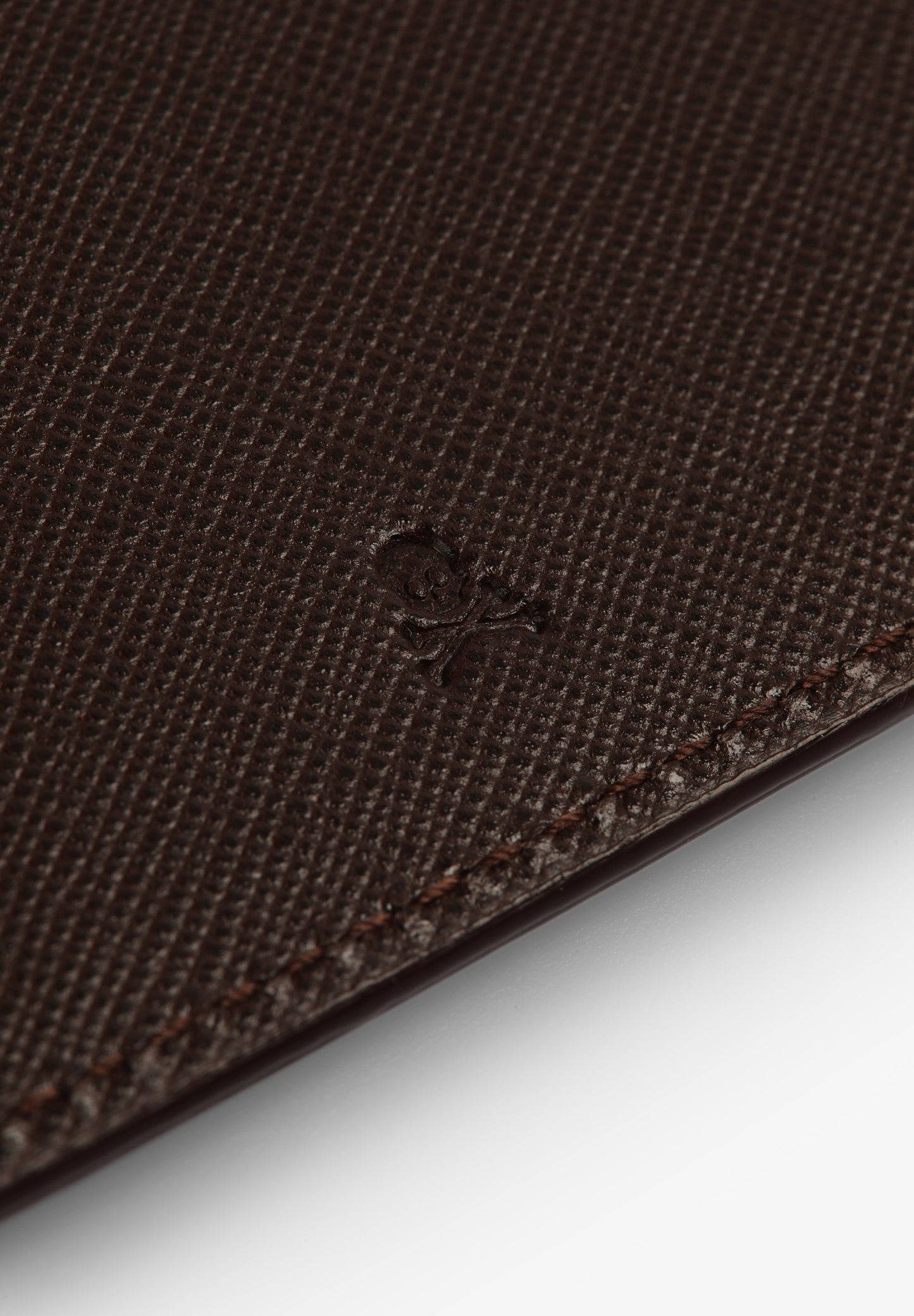 KARTENETUI AUS LEDER MIT DETAIL IM KONTRAST