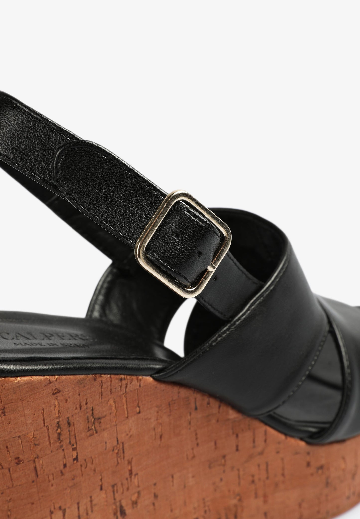 SANDALEN MIT KEILABSATZ UND RIEMEN