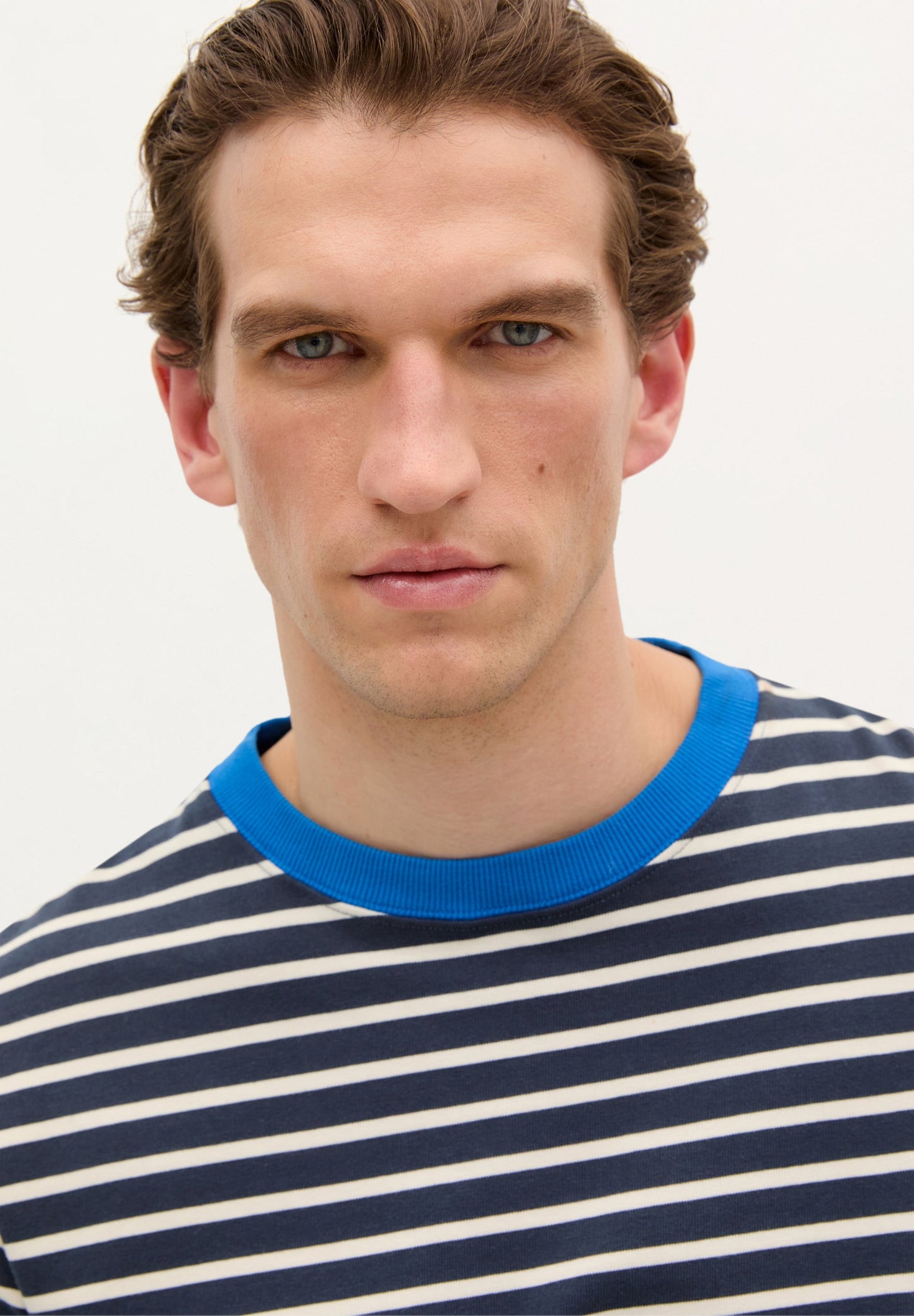 SHIRT MIT STREIFEN UND FARBLICH ABGESETZTEM AUSSCHNITT