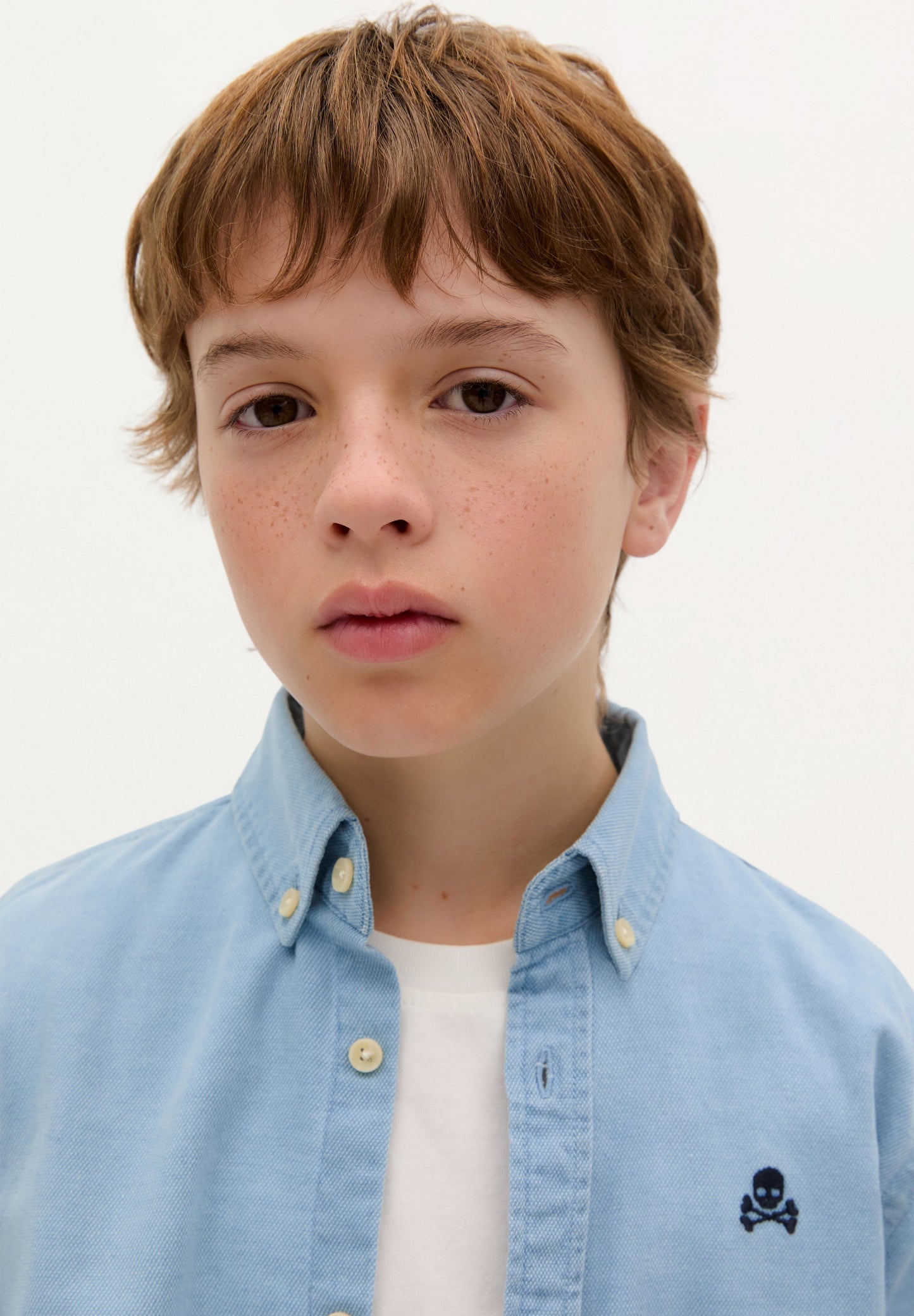 JEANSHEMD MIT BUTTON-DOWN-KRAGEN