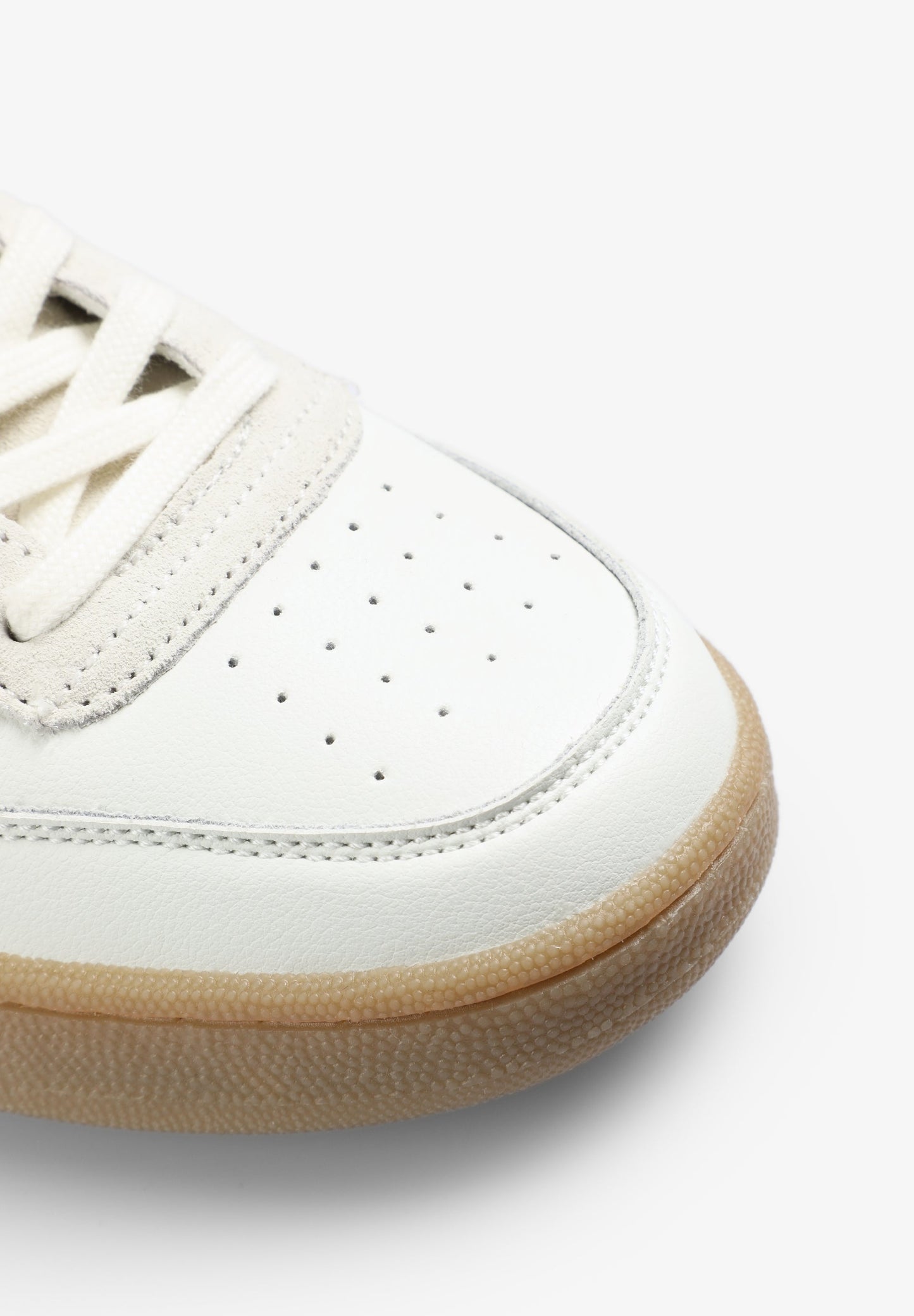 SNEAKER MIT TOTENKOPF UND SCHALENSOHLE