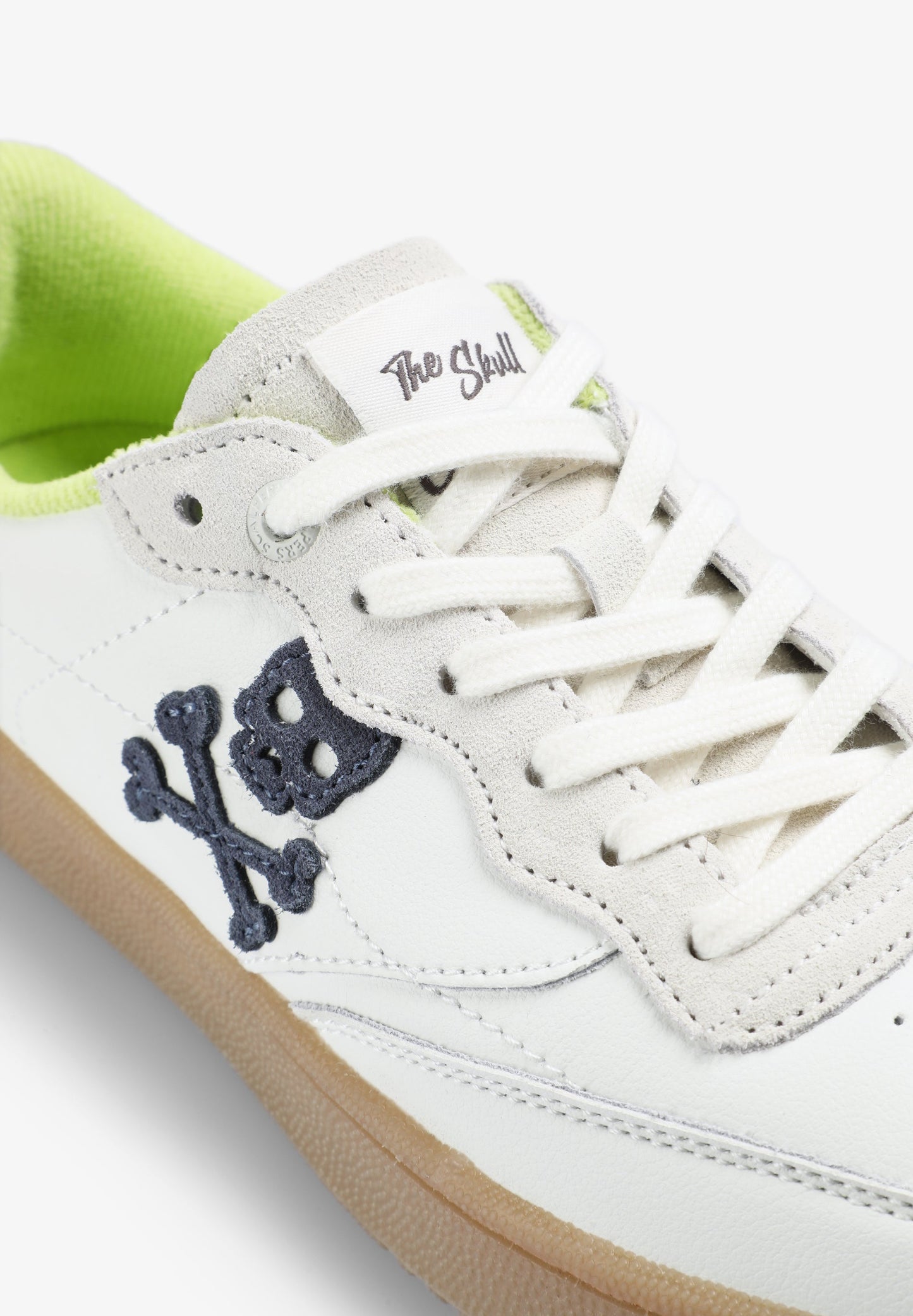 SNEAKER MIT TOTENKOPF UND SCHALENSOHLE