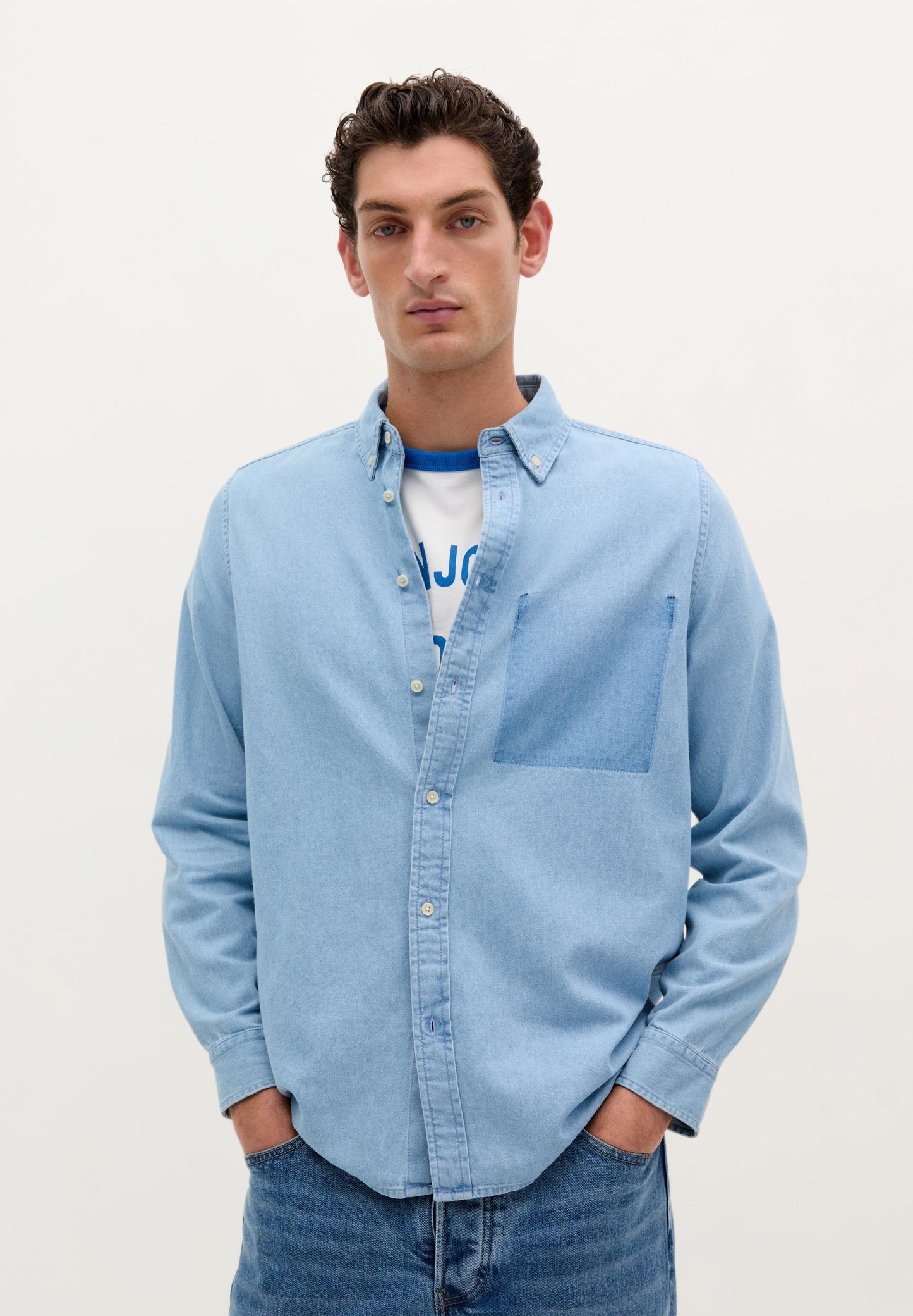 DENIMHEMD MIT AUFGENÄHTER TASCHE