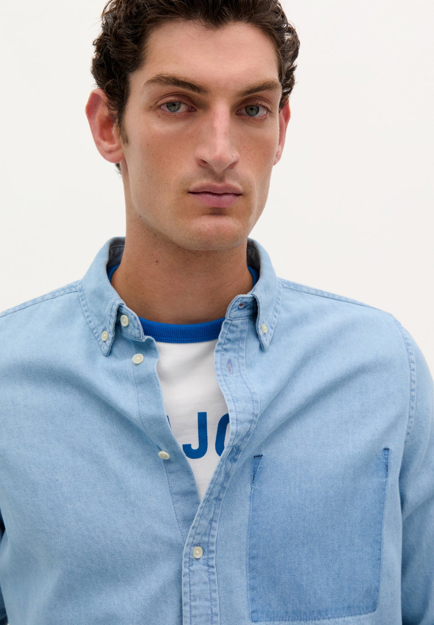 DENIMHEMD MIT AUFGENÄHTER TASCHE