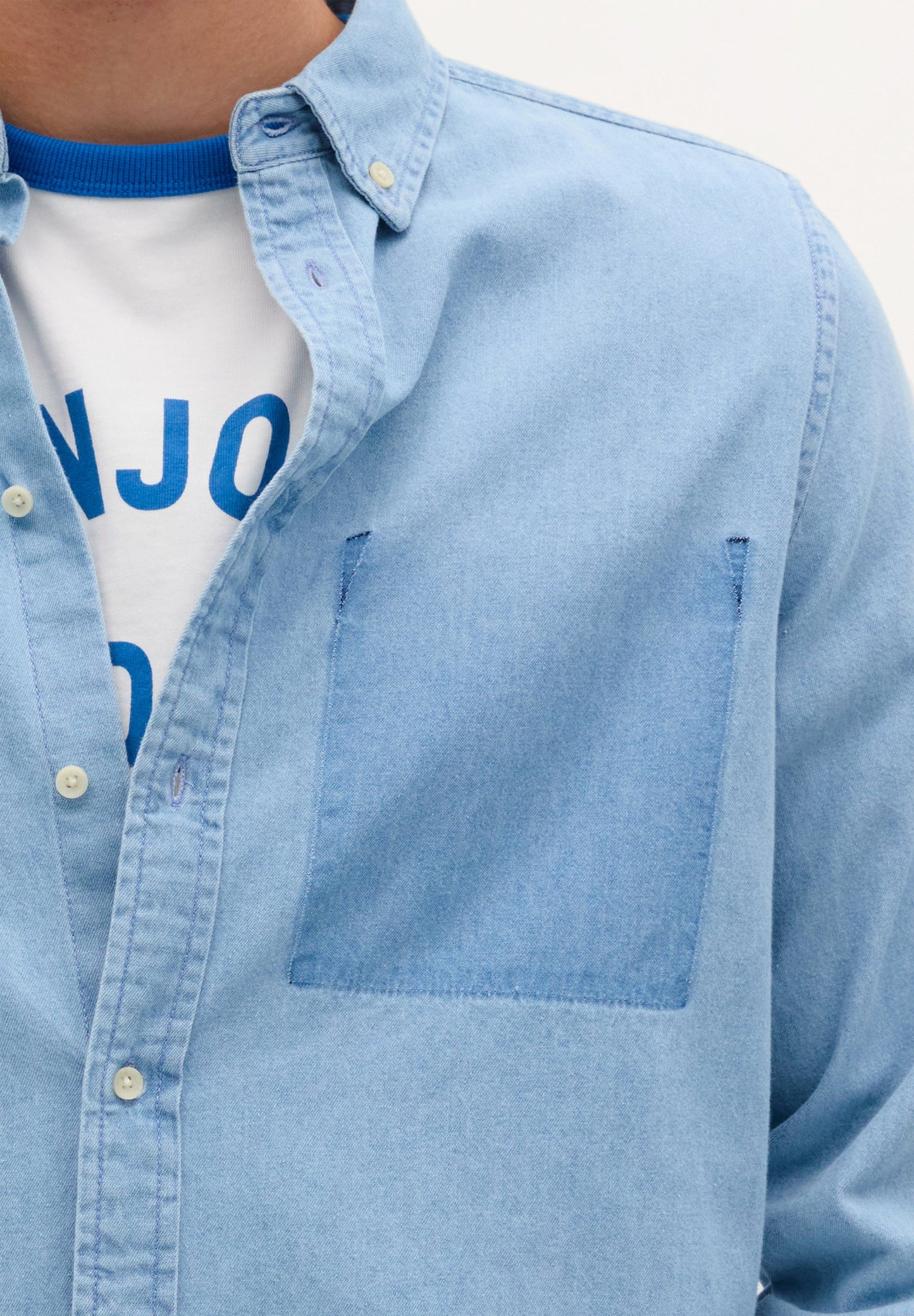 DENIMHEMD MIT AUFGENÄHTER TASCHE