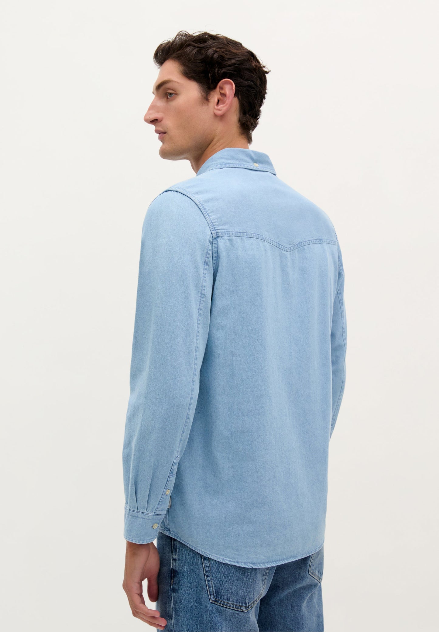 DENIMHEMD MIT AUFGENÄHTER TASCHE