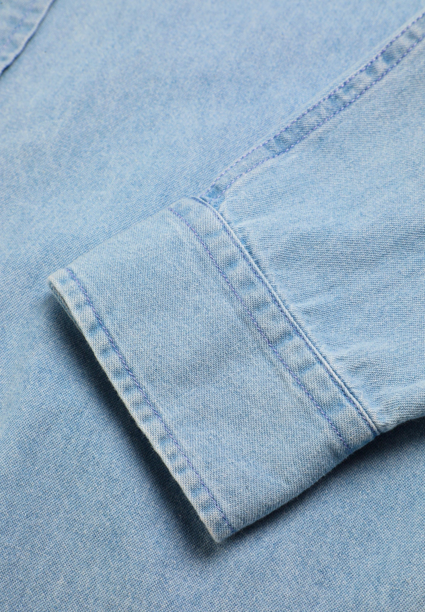 DENIMHEMD MIT AUFGENÄHTER TASCHE