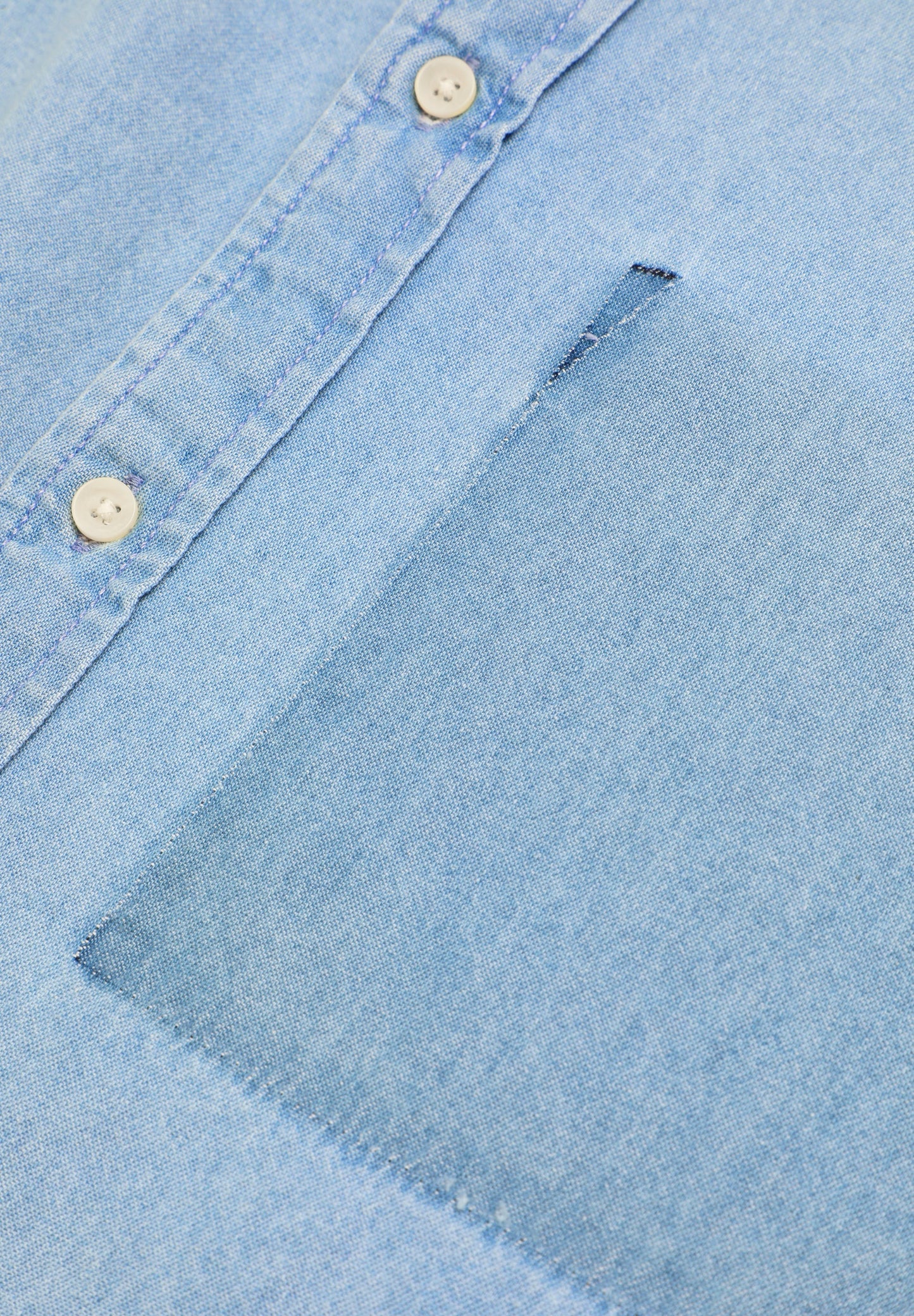 DENIMHEMD MIT AUFGENÄHTER TASCHE