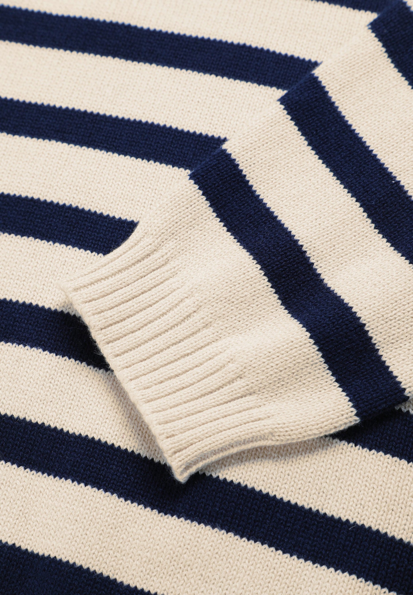 GESTREIFTER STRICKPULLOVER MIT KNÖPFEN