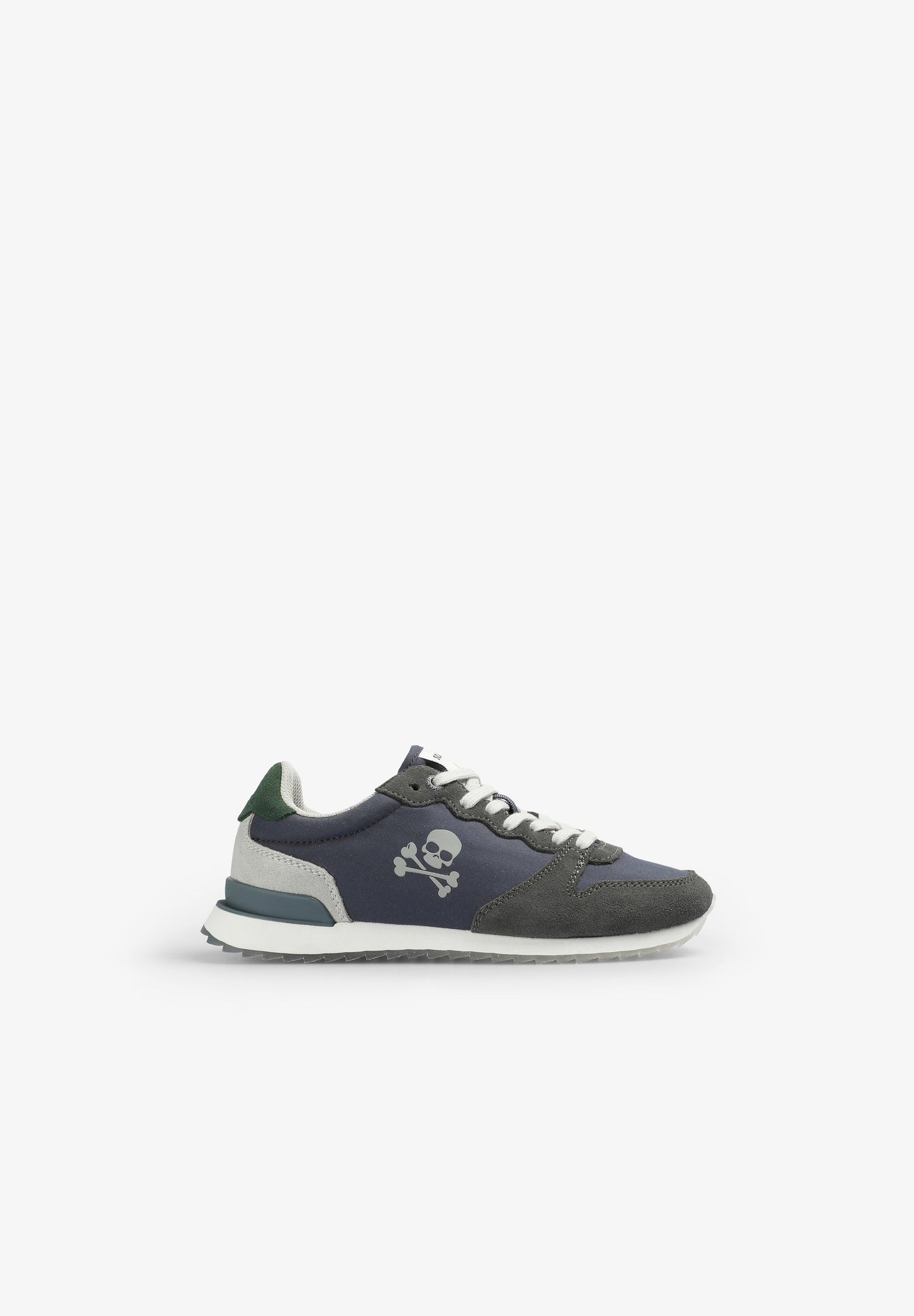 SNEAKER MIT TOTENKOPF UND ABZEICHEN