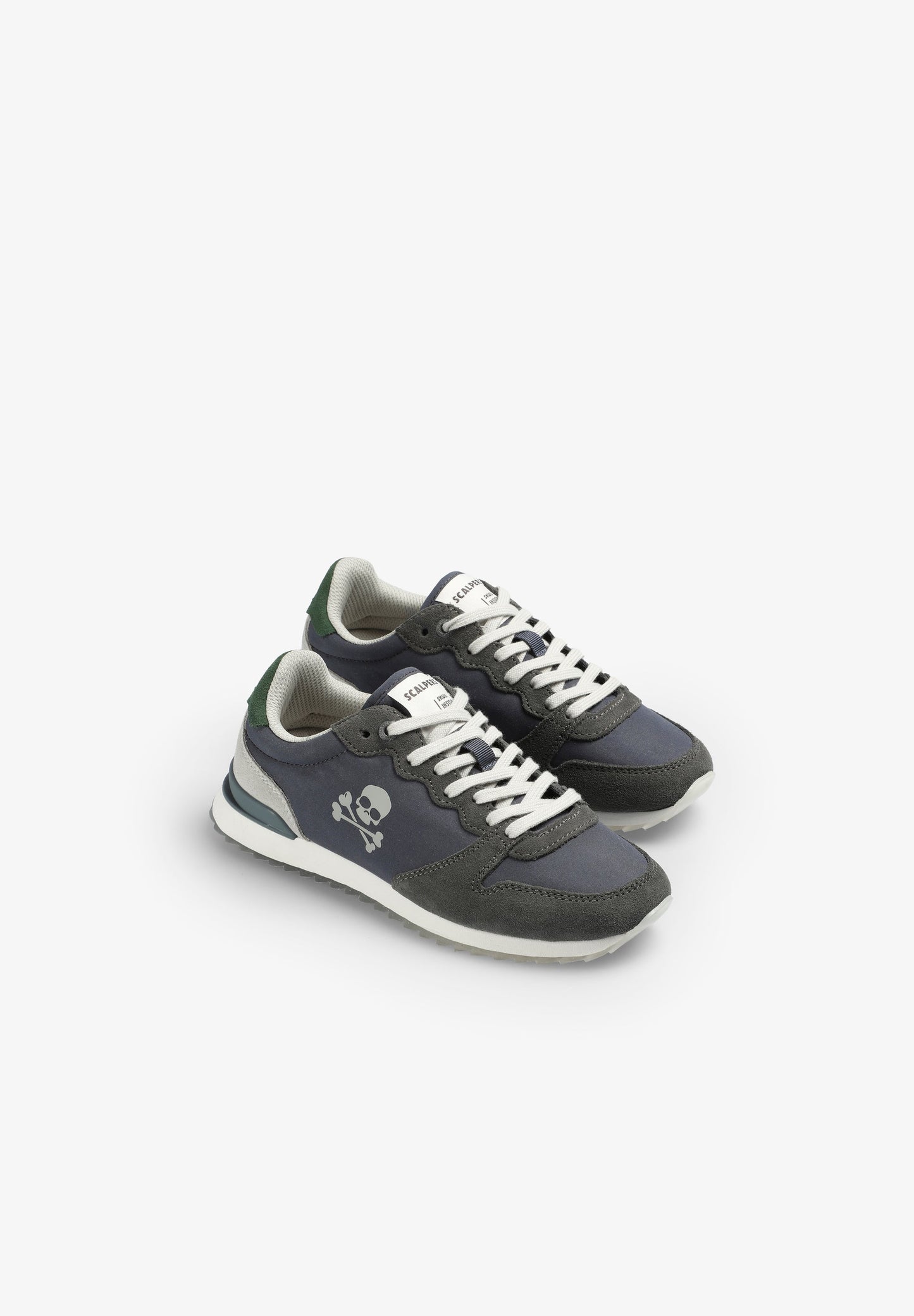 SNEAKER MIT TOTENKOPF UND ABZEICHEN
