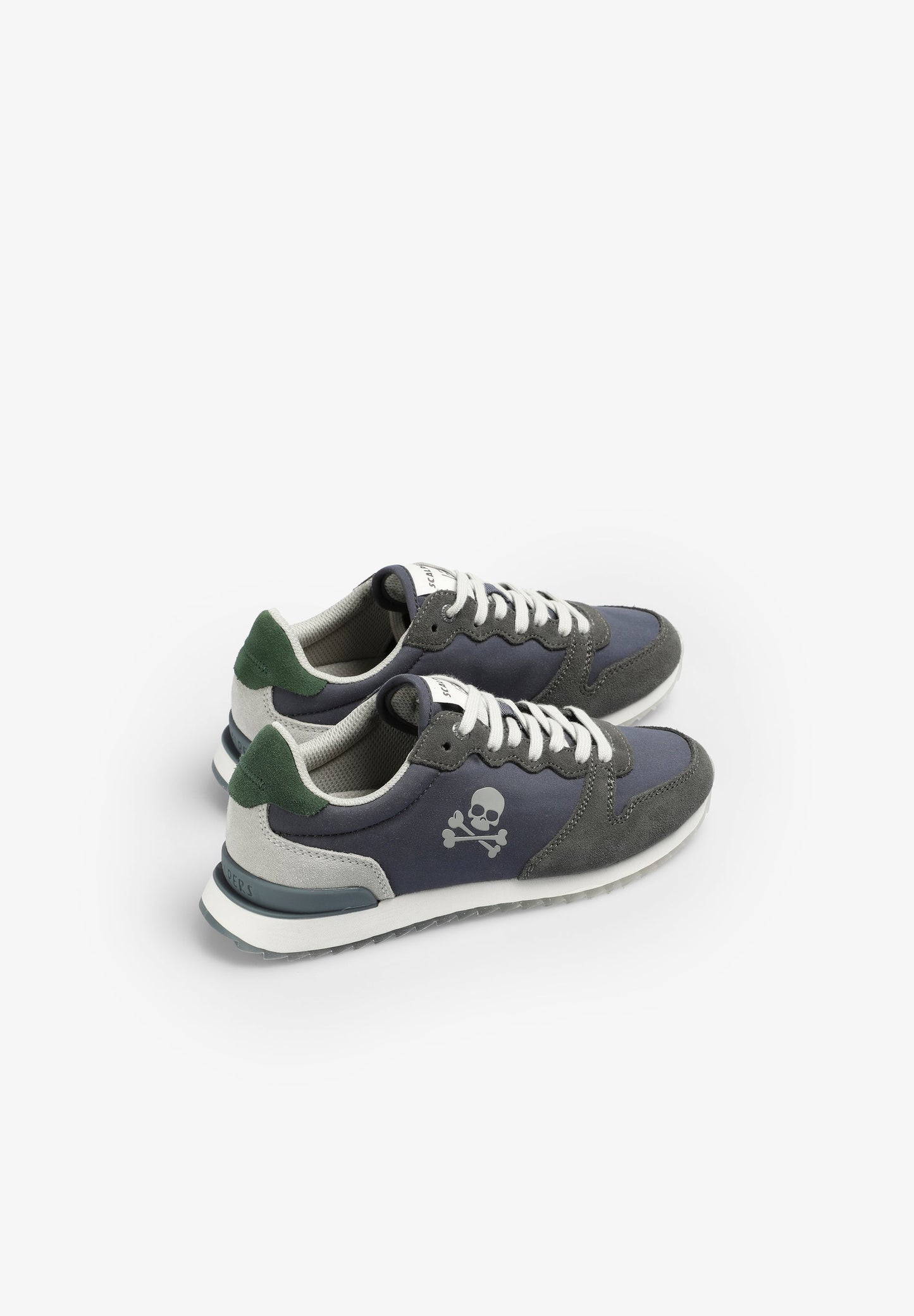 SNEAKER MIT TOTENKOPF UND ABZEICHEN