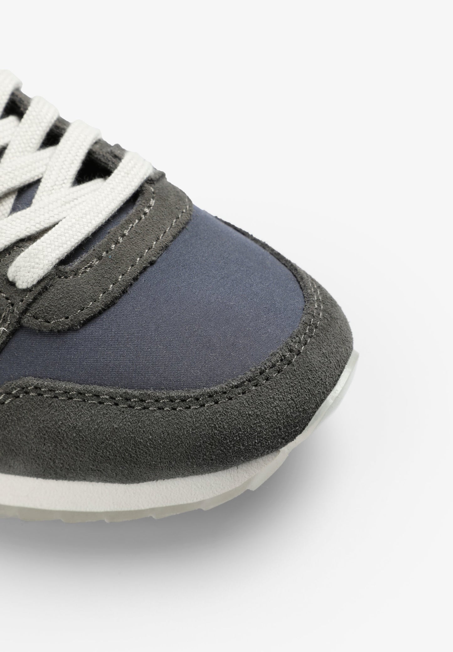 SNEAKER MIT TOTENKOPF UND ABZEICHEN