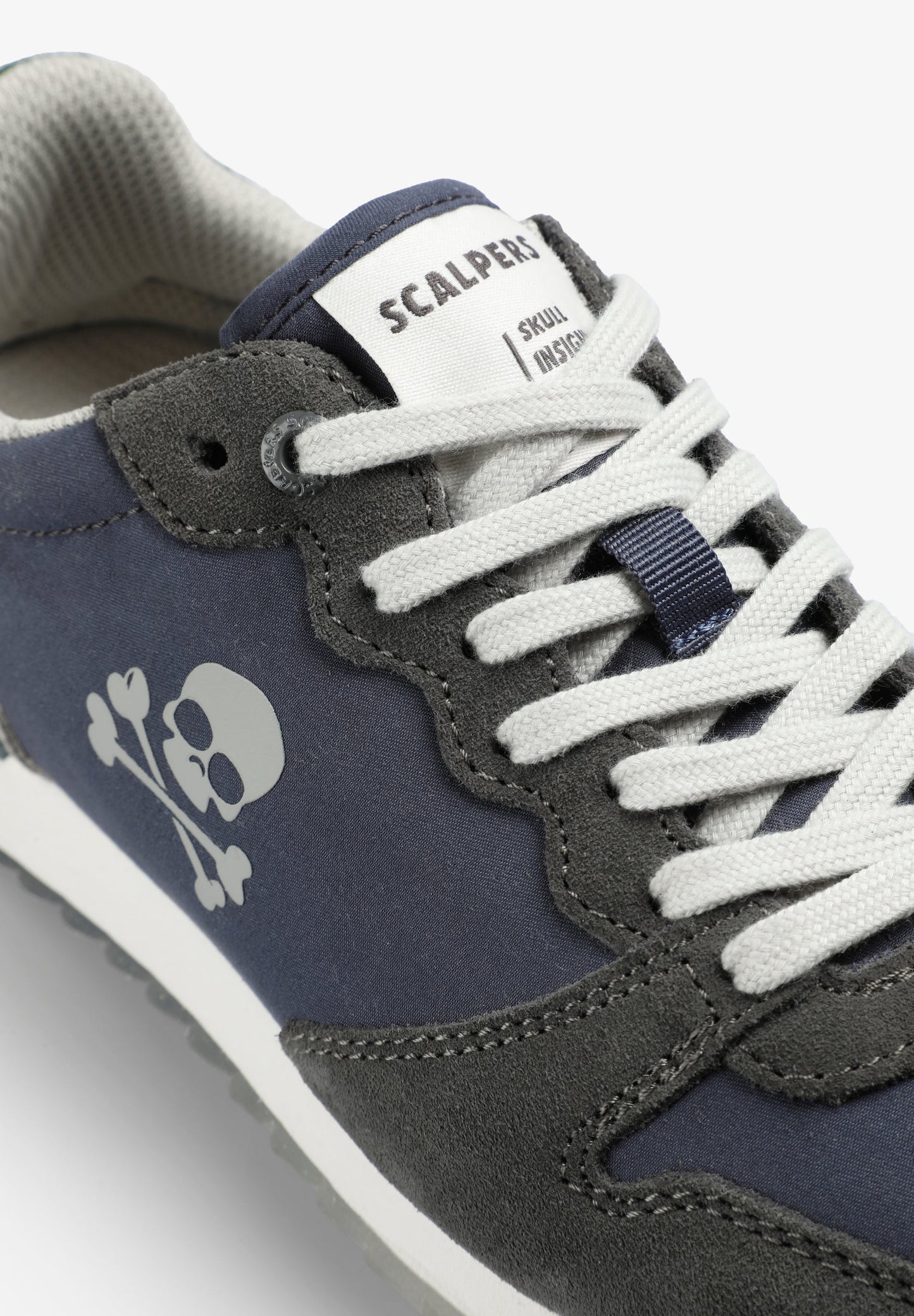 SNEAKER MIT TOTENKOPF UND ABZEICHEN