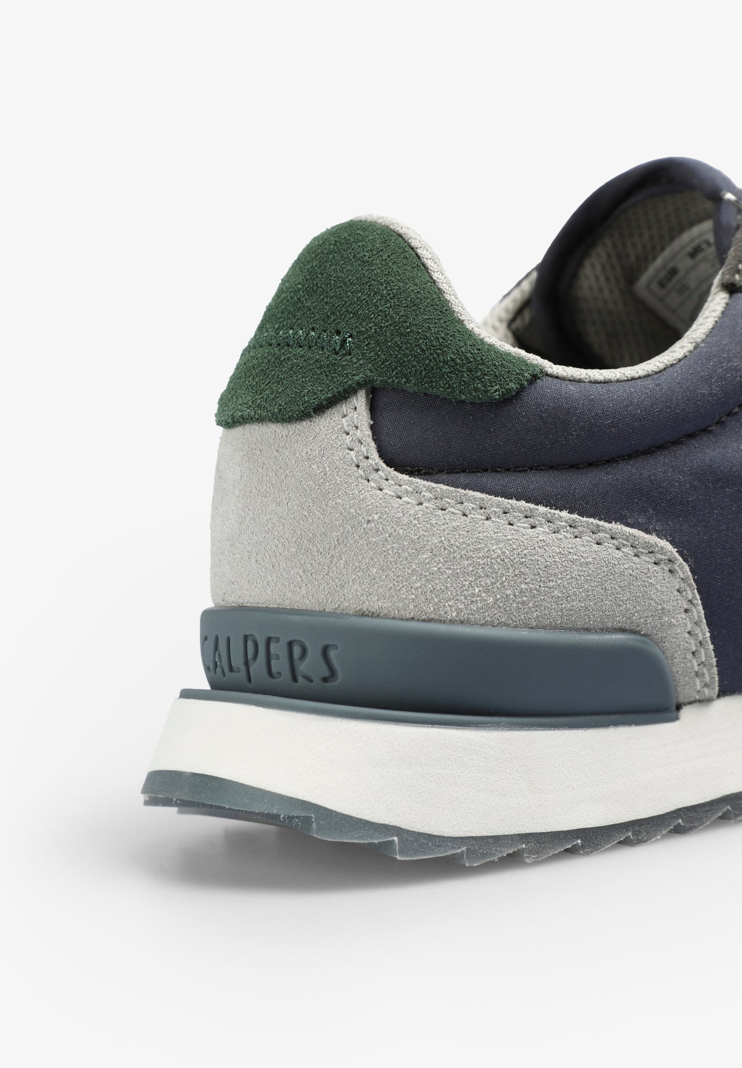 SNEAKER MIT TOTENKOPF UND ABZEICHEN