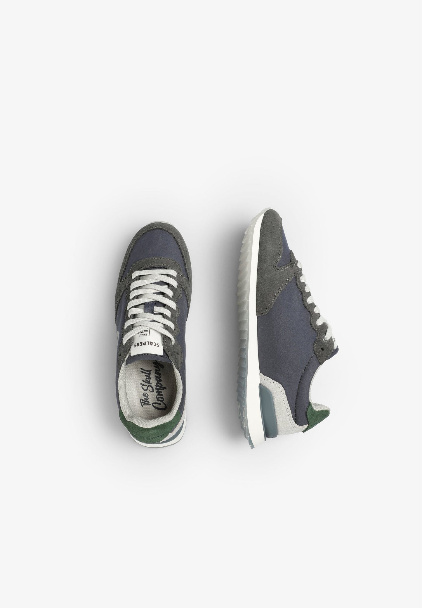 SNEAKER MIT TOTENKOPF UND ABZEICHEN