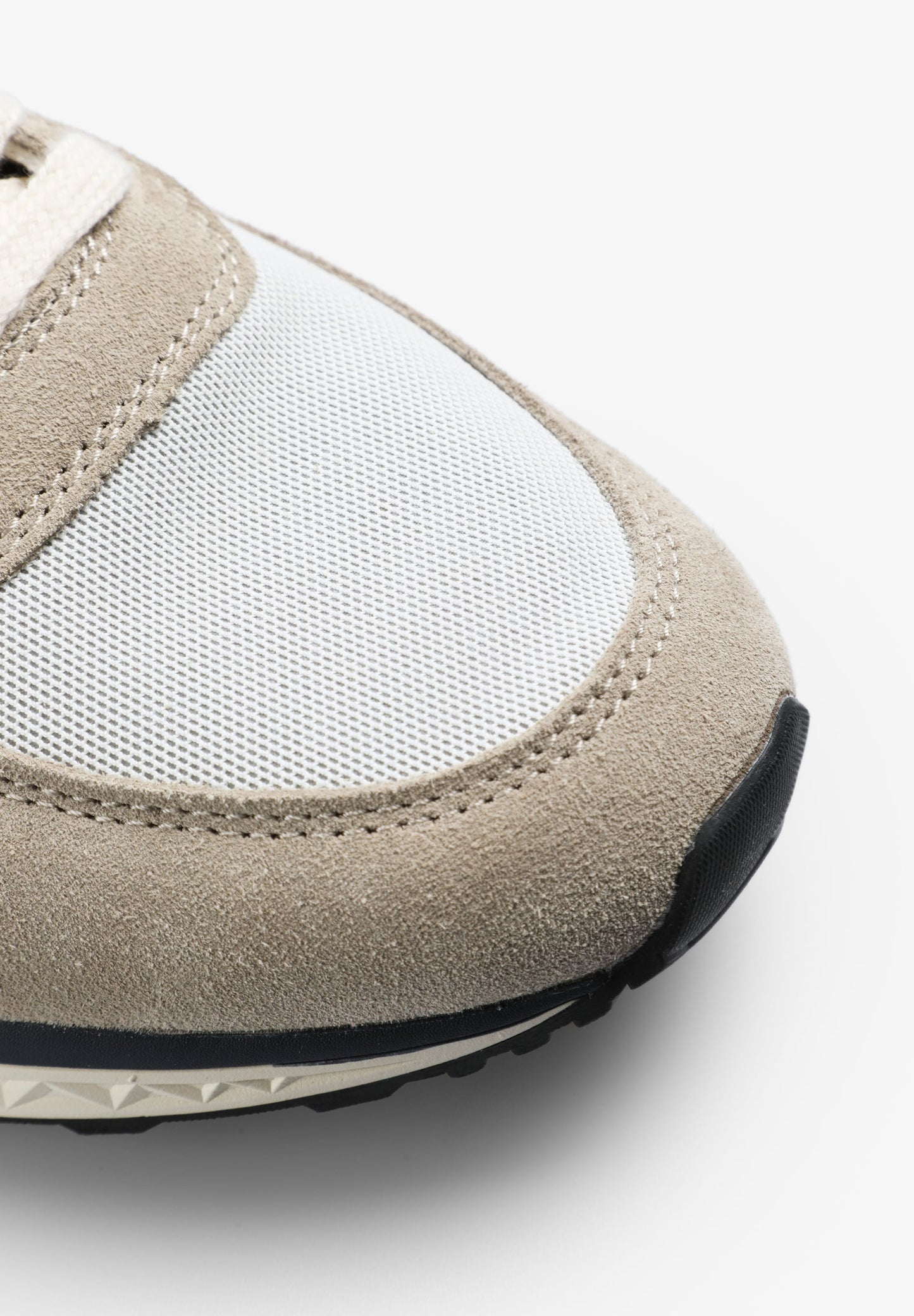 SNEAKER MIT TOTENKOPF UND ABGESETZTEM DETAIL