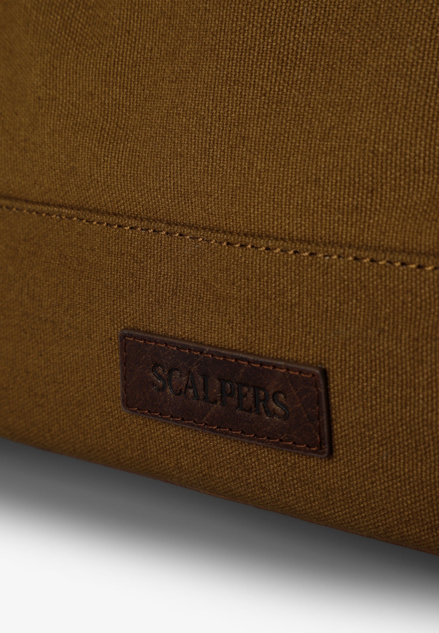 REISETASCHE MIT LEDERDETAILS