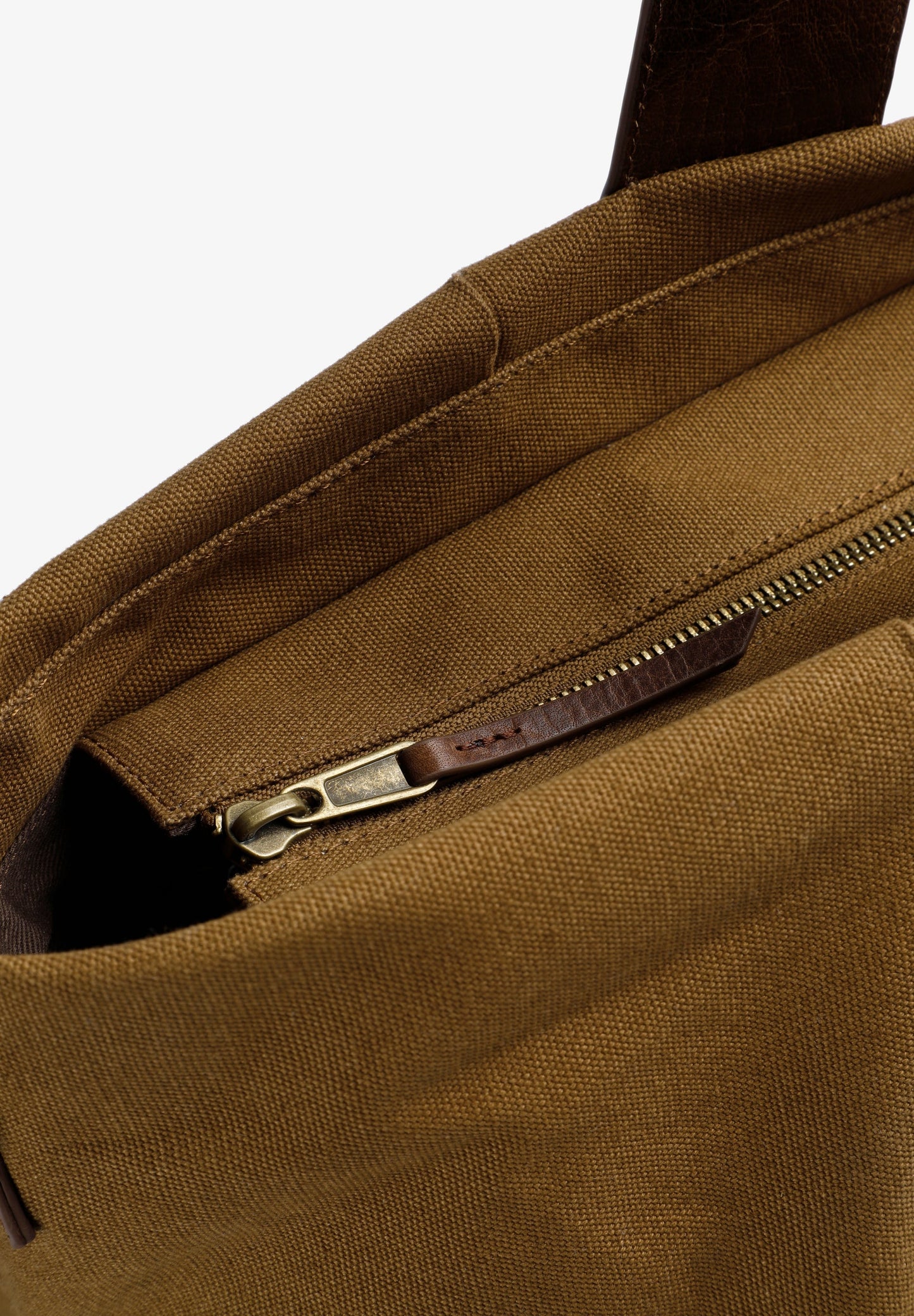 REISETASCHE MIT LEDERDETAILS