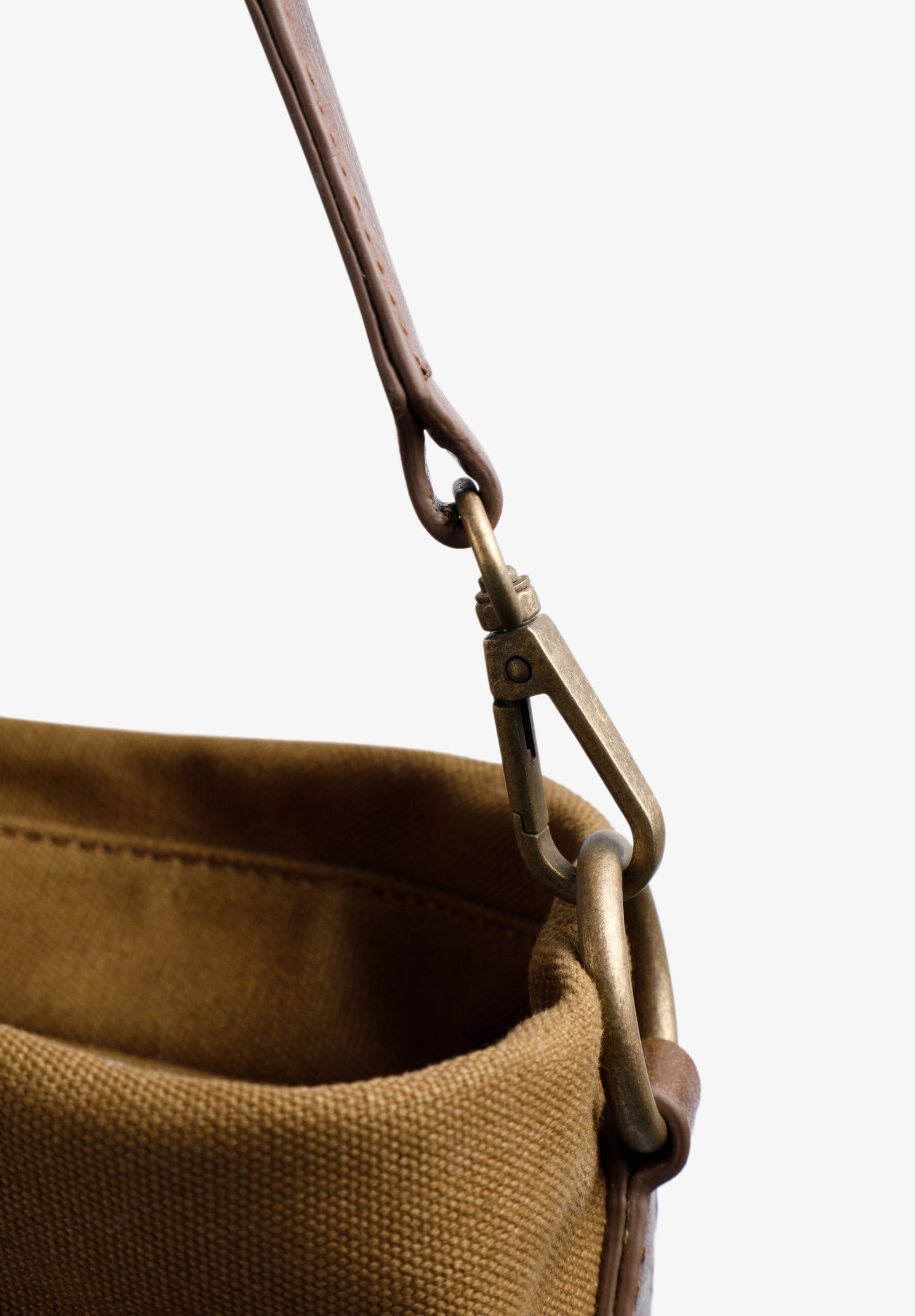 REISETASCHE MIT LEDERDETAILS