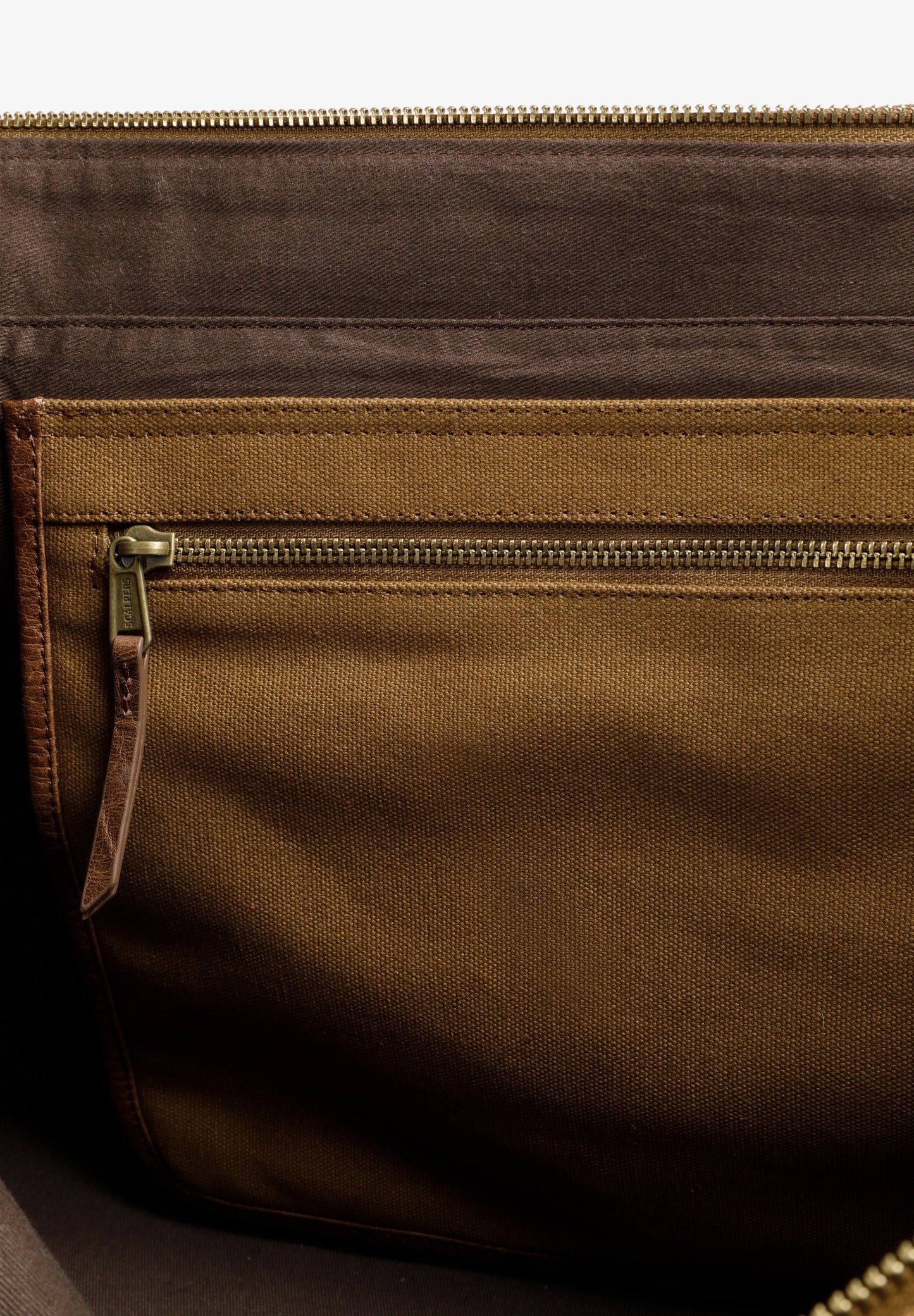 REISETASCHE MIT LEDERDETAILS