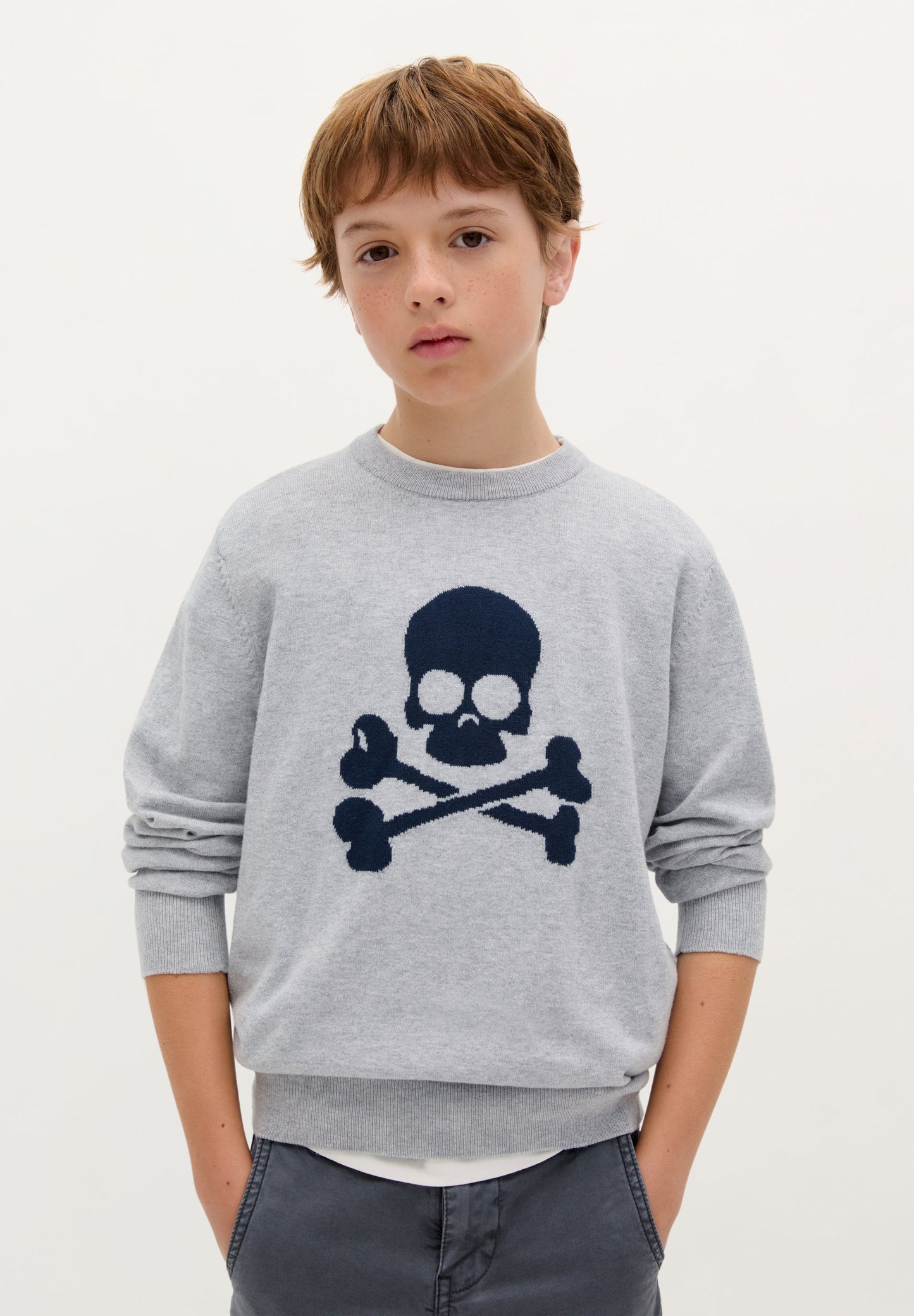 PULLOVER MIT FARBLICH ABGESETZTEM TOTENKOPF