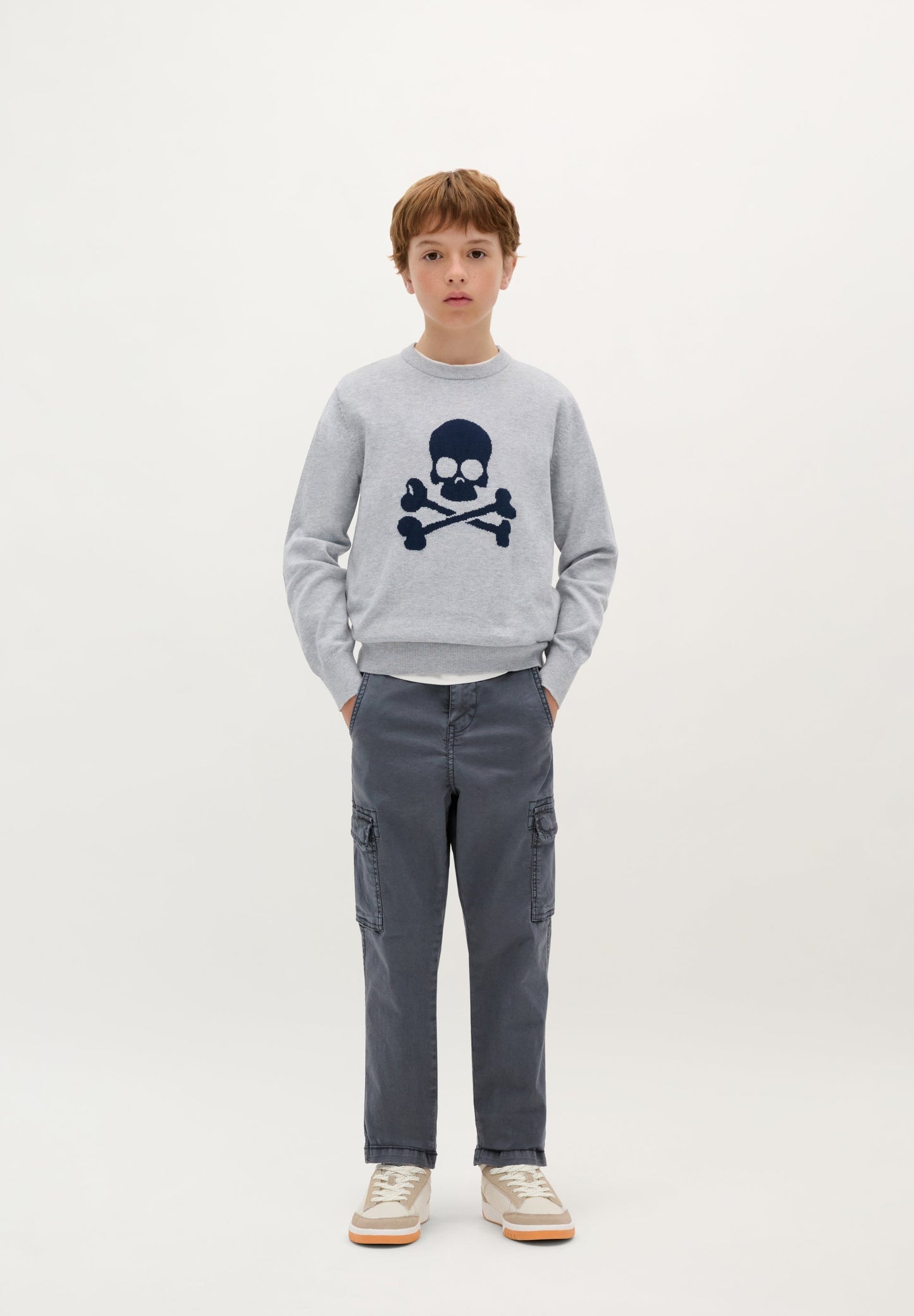PULLOVER MIT FARBLICH ABGESETZTEM TOTENKOPF