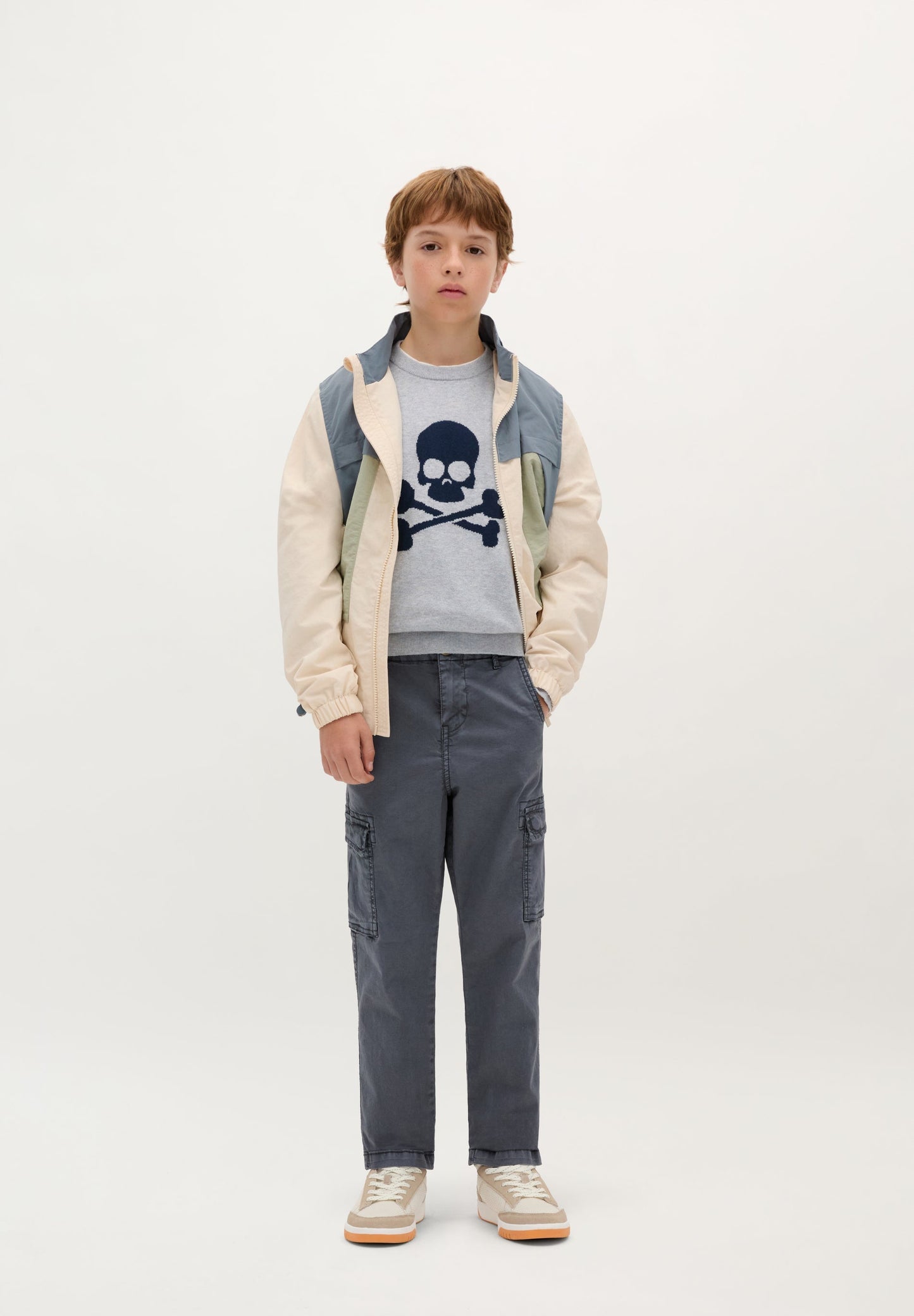 PULLOVER MIT FARBLICH ABGESETZTEM TOTENKOPF