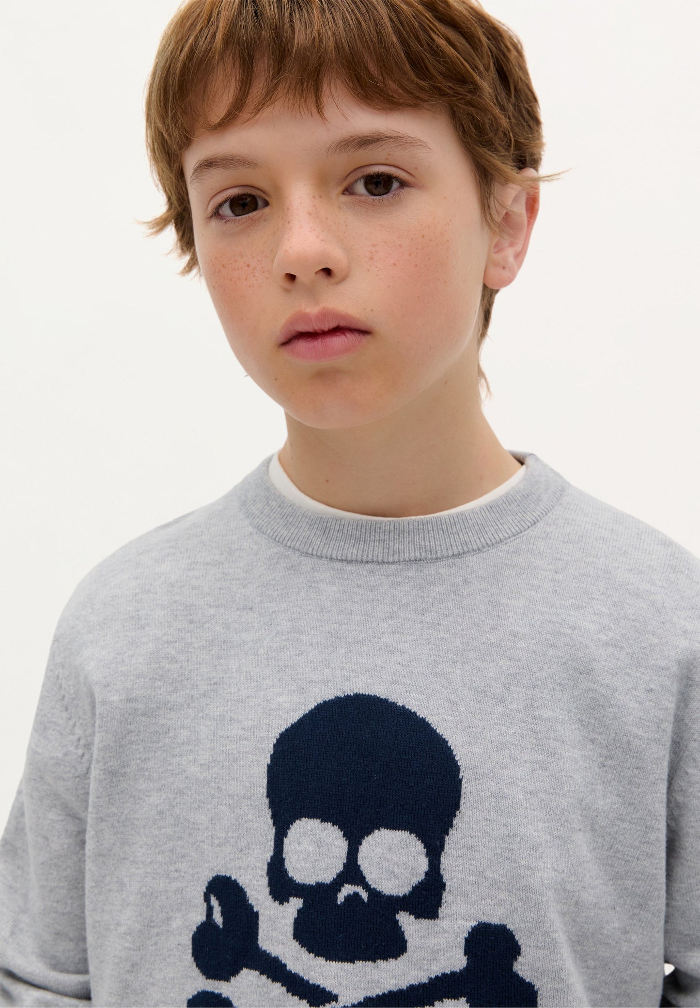 PULLOVER MIT FARBLICH ABGESETZTEM TOTENKOPF