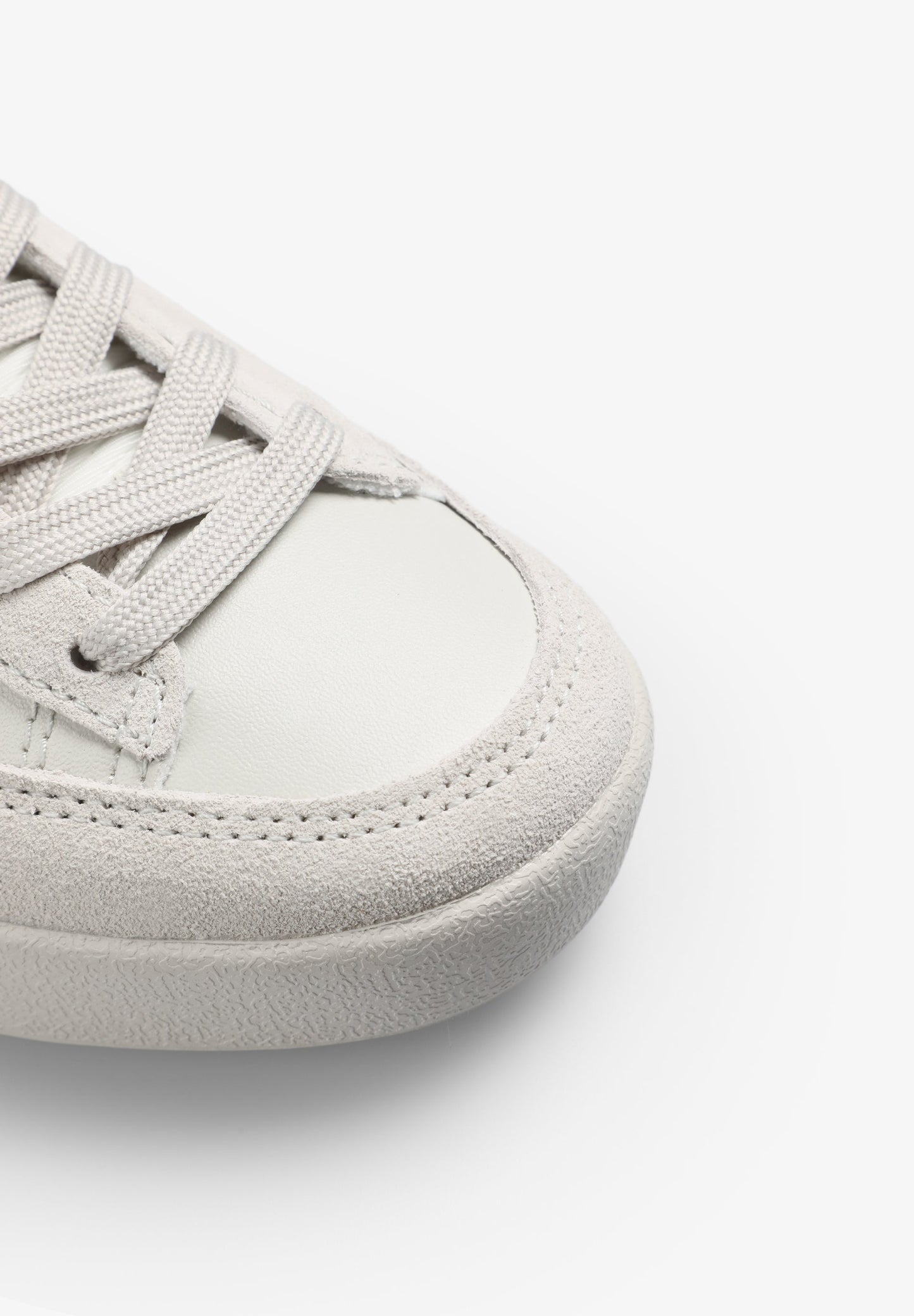 NIEDRIGE SNEAKER MIT SEITLICHEM TOTENKOPF