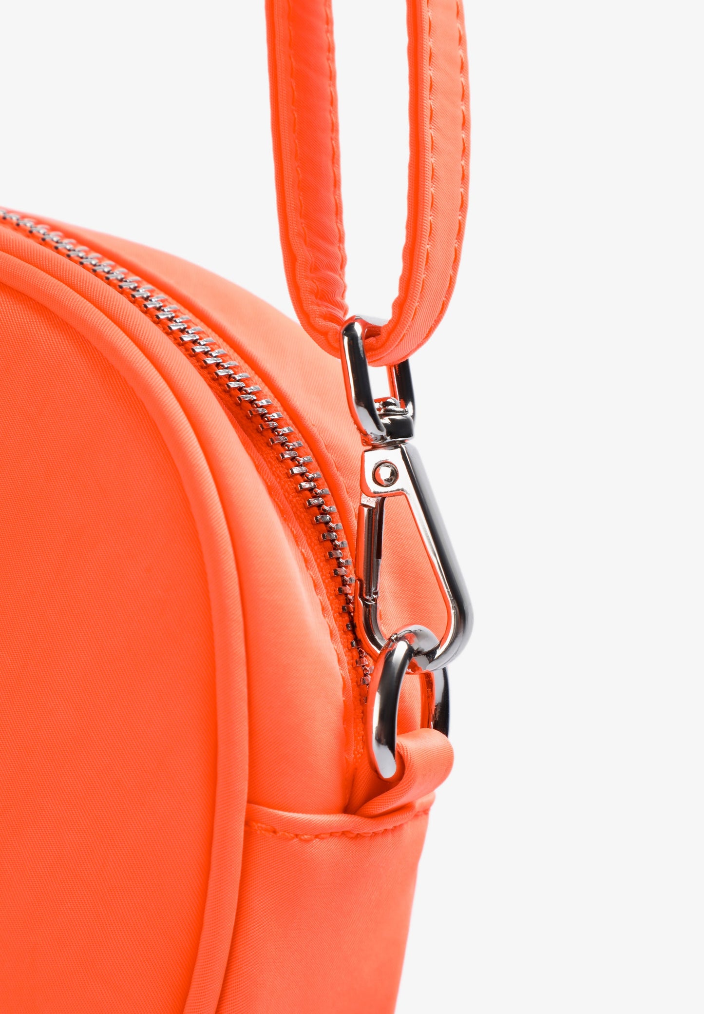 TASCHE MIT NEON-CHARM