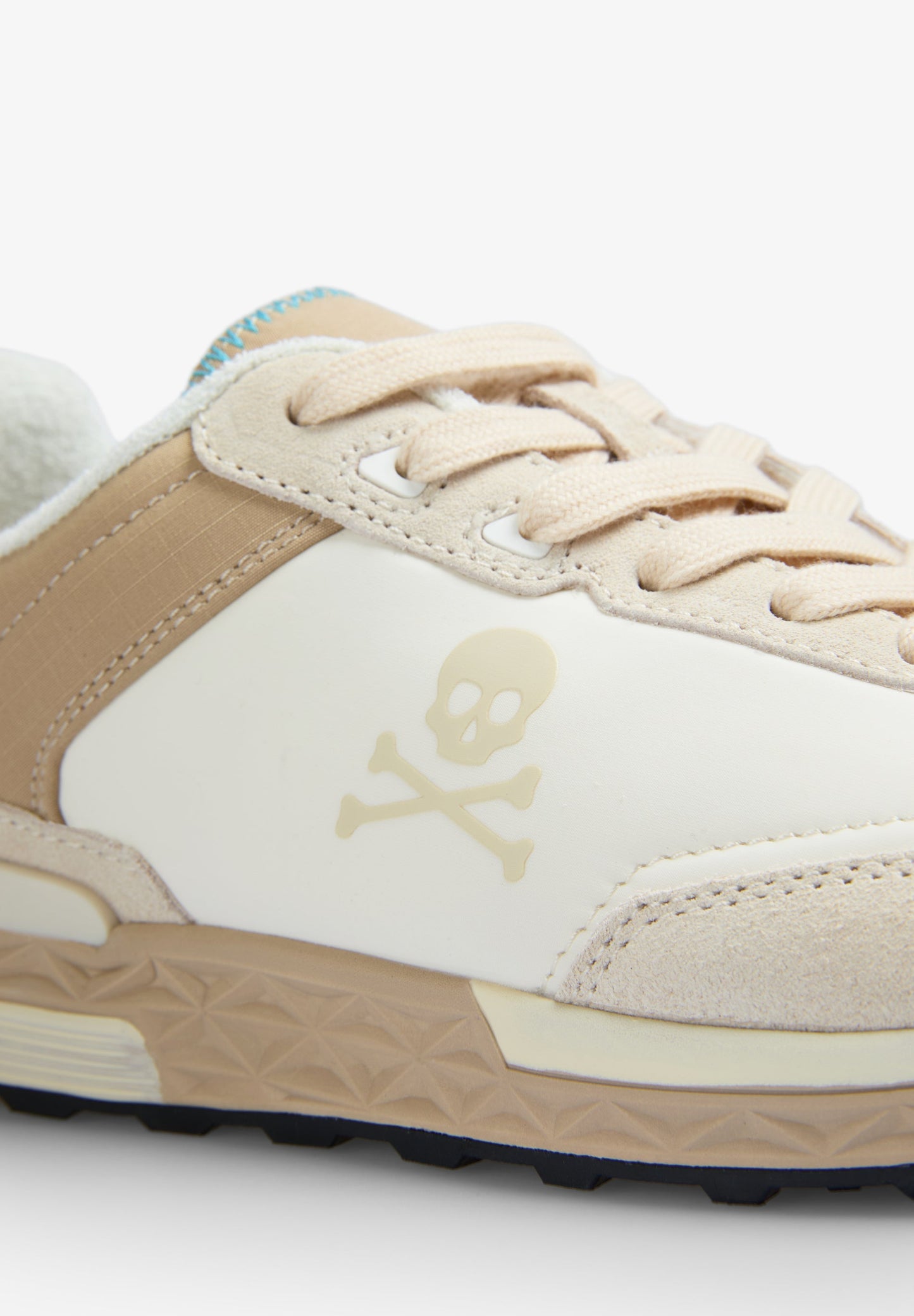 SNEAKER MIT SEITLICHEM TOTENKOPF