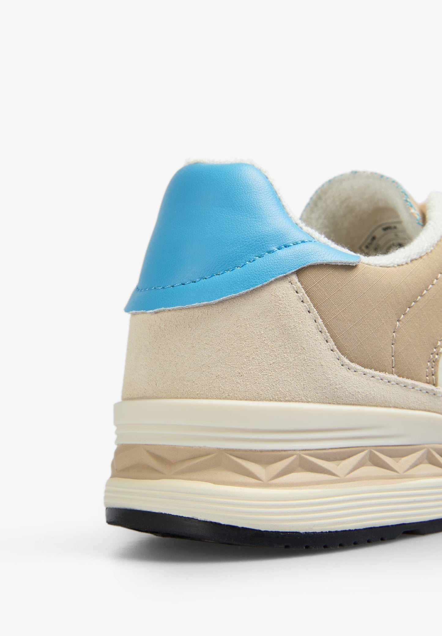 SNEAKER MIT SEITLICHEM TOTENKOPF