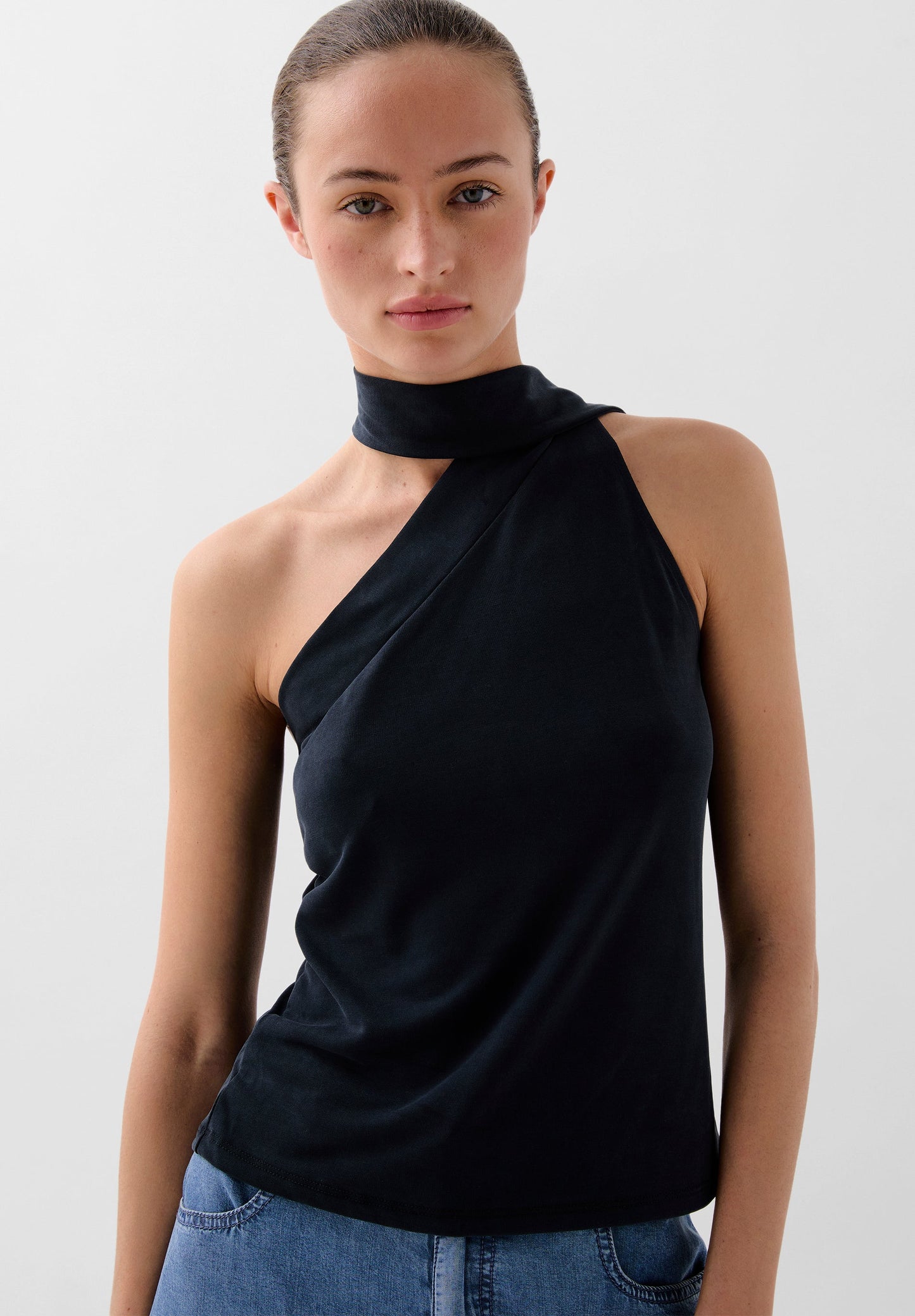 ASYMMETRISCHES TOP MIT KNOTEN